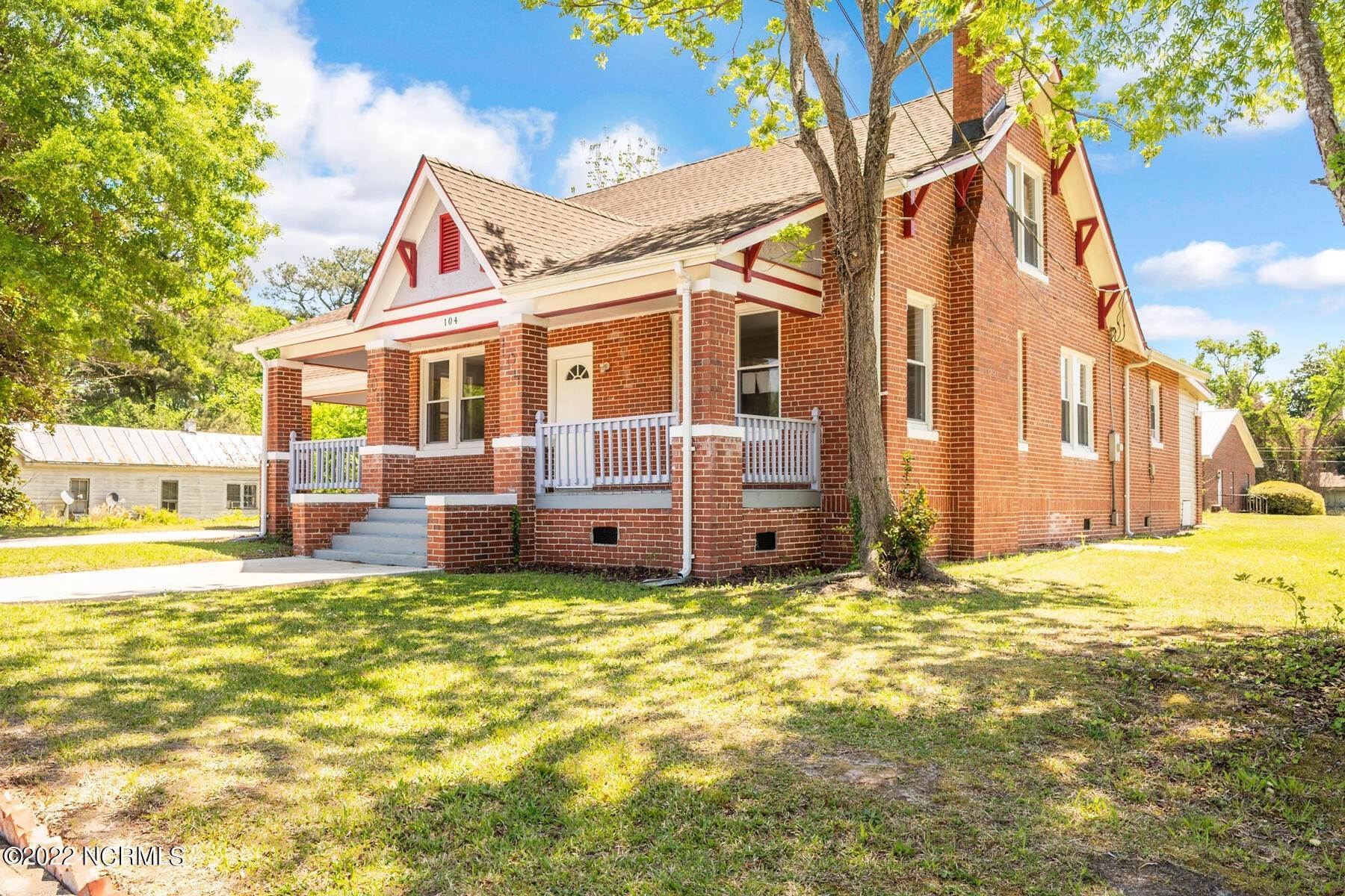 Single Family Homes для того Продажа на 104 Front Street Kelford, Северная Каролина 27847 Соединенные Штаты