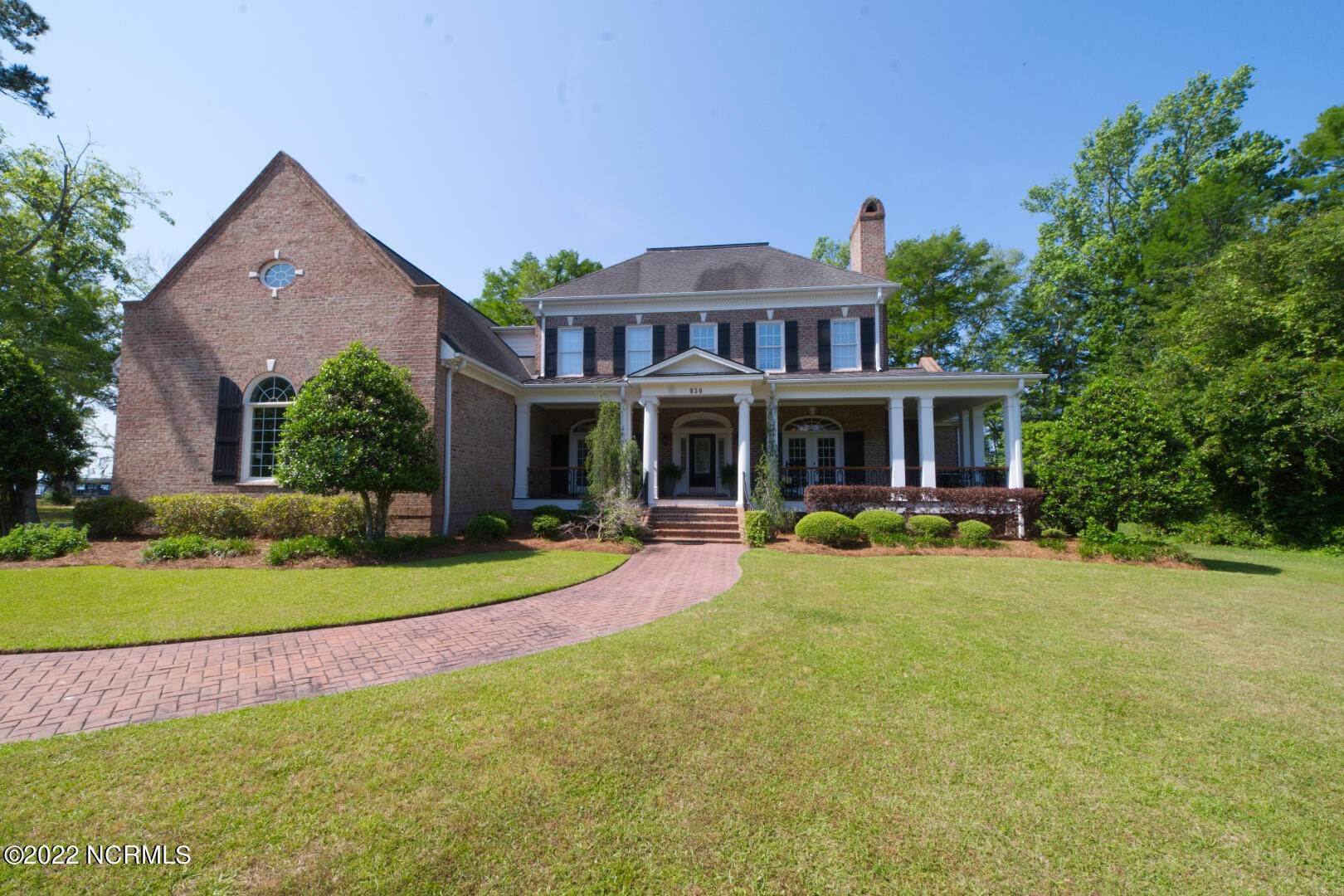 Single Family Homes for Sale at 930 Bella Coola Road Lake Waccamaw, North Carolina 28450 United States