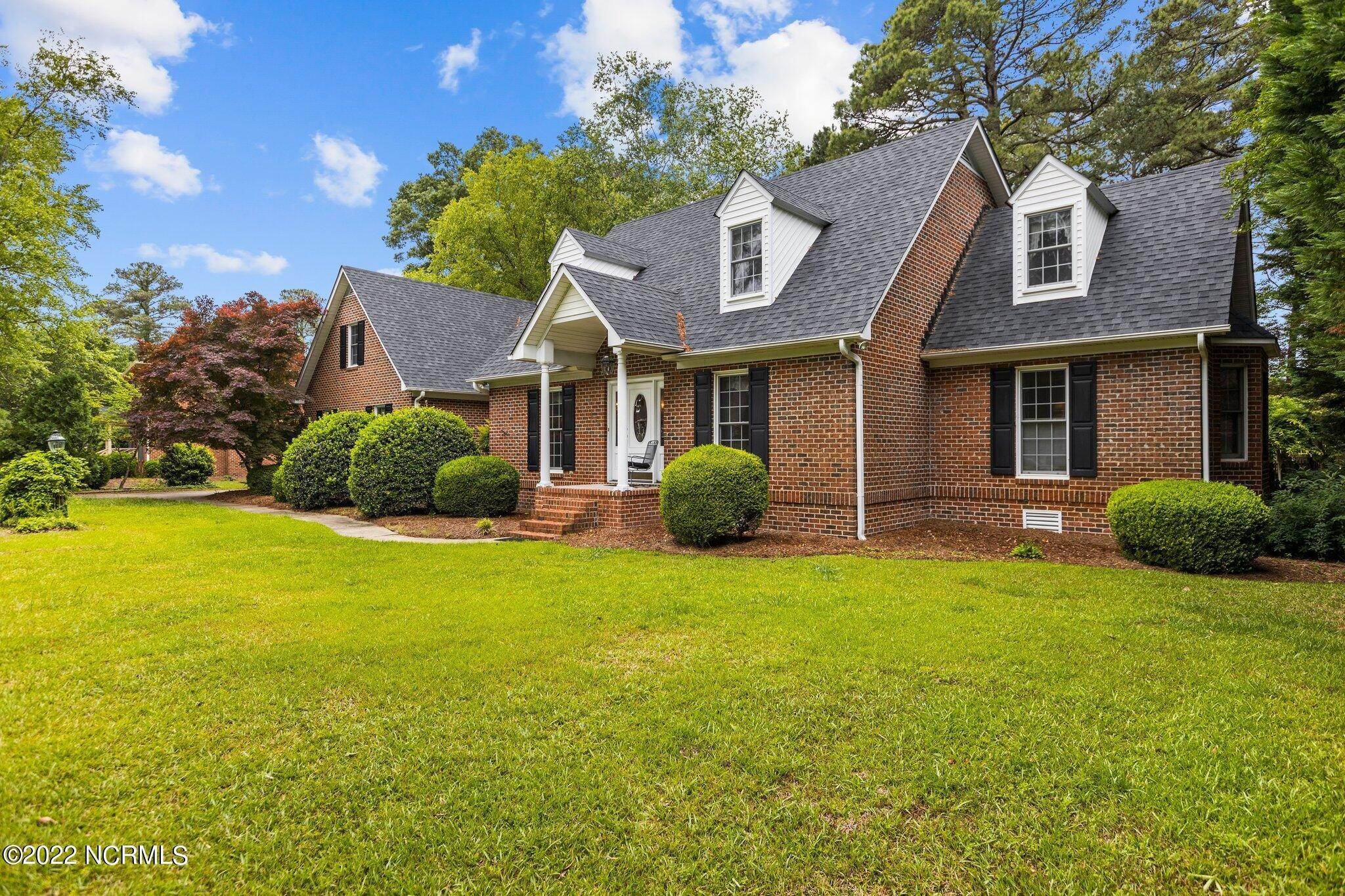 4. Single Family Homes for Sale at 108 Bishop Drive Winterville, North Carolina 28590 United States