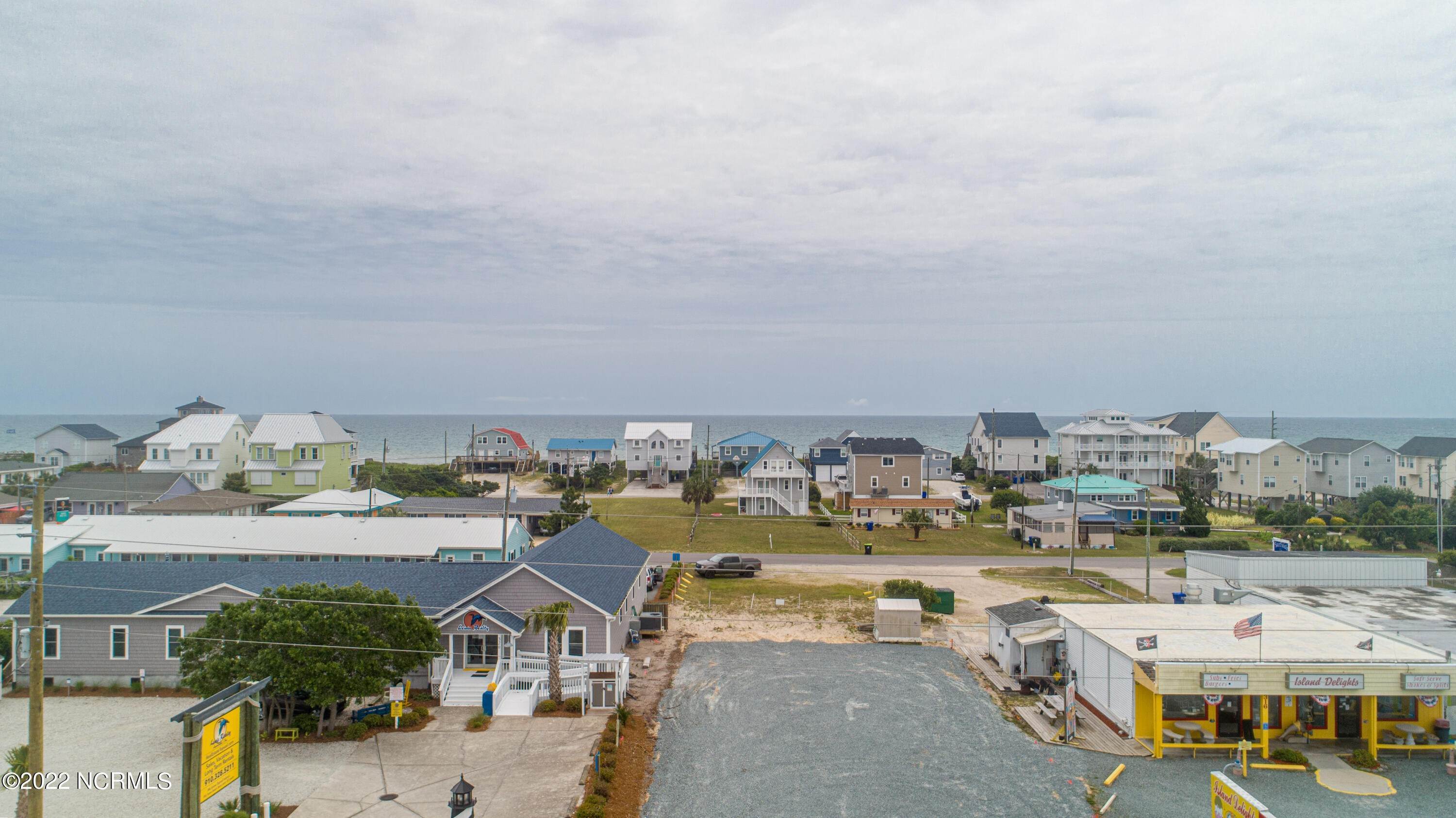 10. Single Family Homes for Sale at 321 New River Drive Surf City, North Carolina 28445 United States