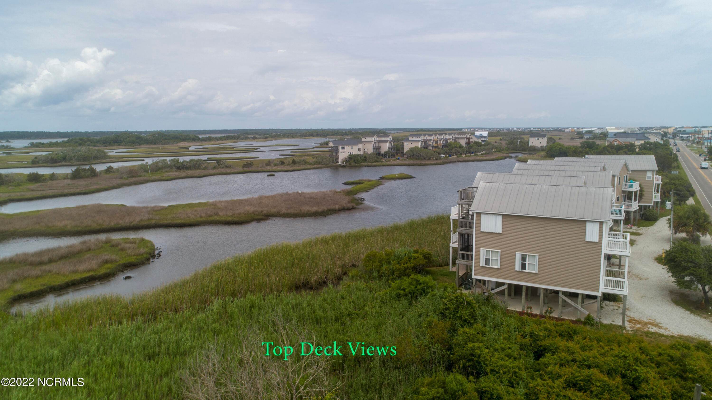 19. Single Family Homes for Sale at 321 New River Drive Surf City, North Carolina 28445 United States