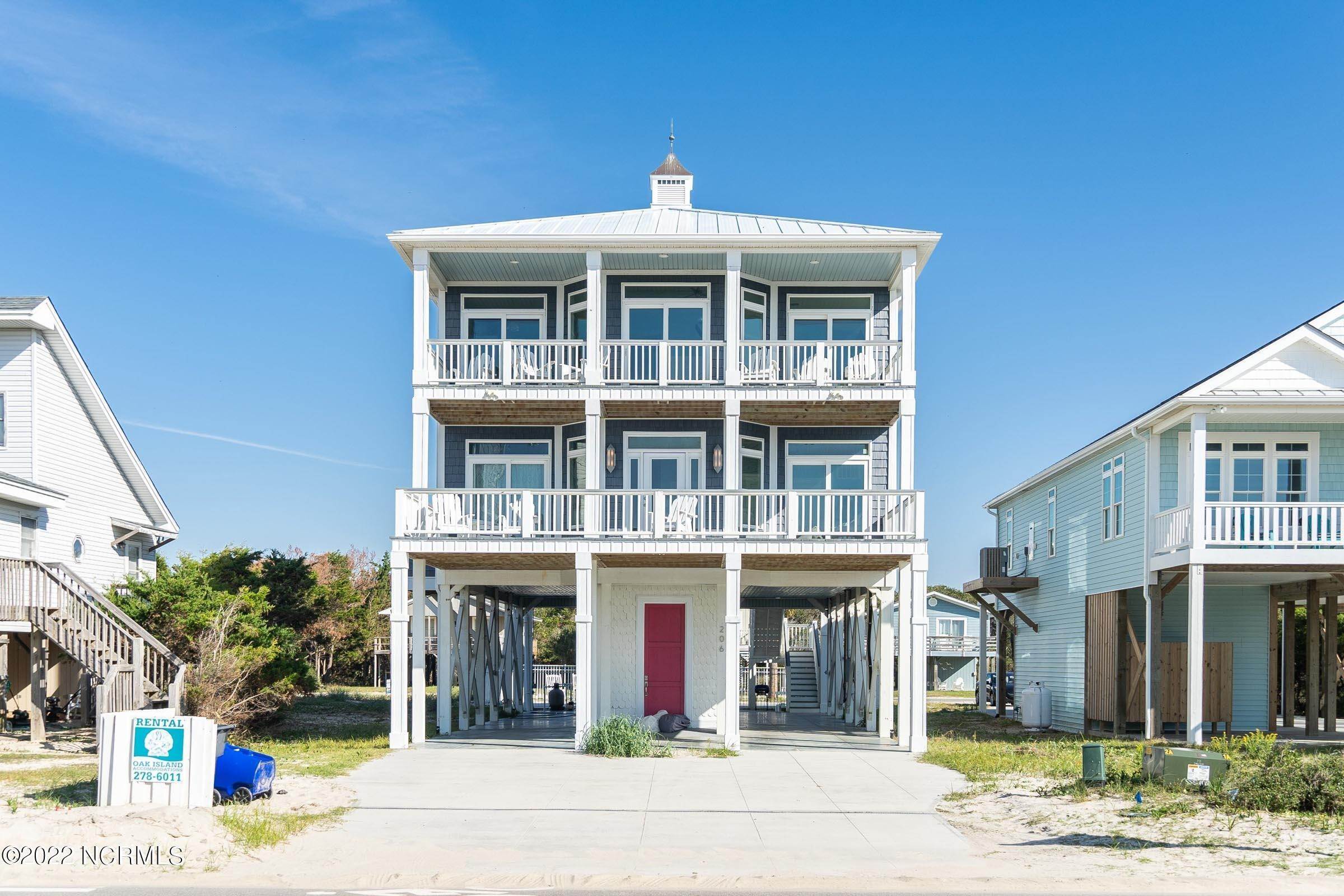 Single Family Homes pour l Vente à 206 Beach Drive Oak Island, Caroline du Nord 28465 États-Unis