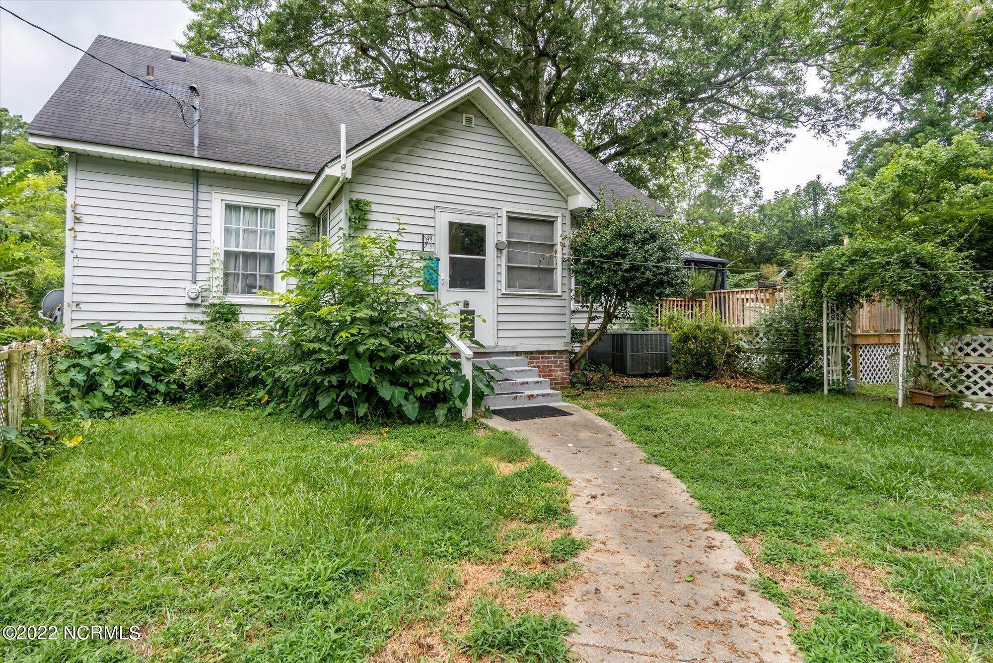 20. Single Family Homes for Sale at 414 6th Street Aurora, North Carolina 27806 United States