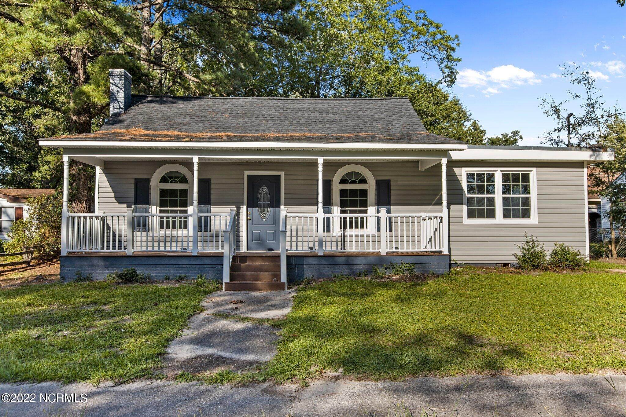 Single Family Homes для того Продажа на 102 Roberson Street Robersonville, Северная Каролина 27871 Соединенные Штаты