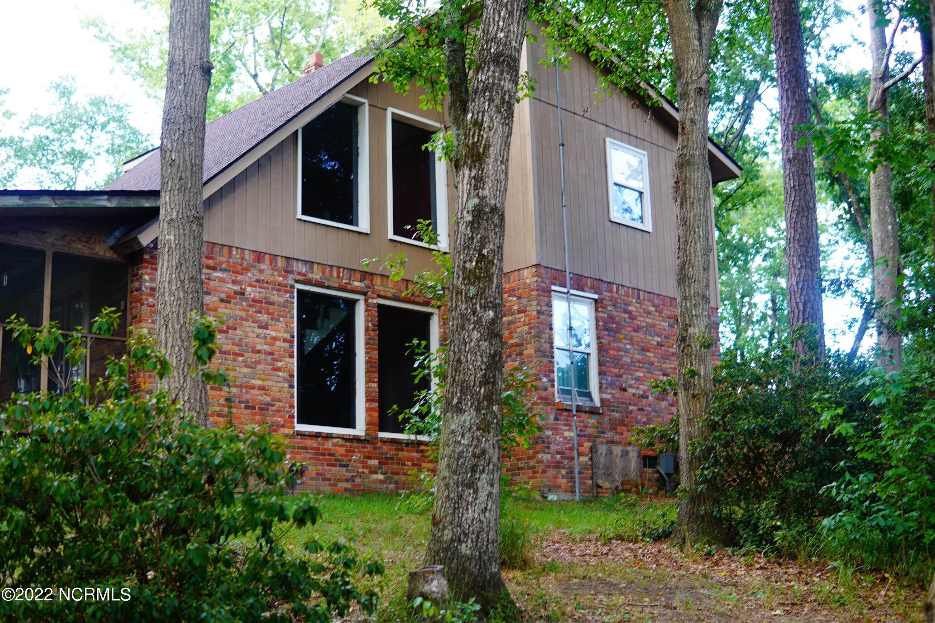 9. Single Family Homes for Sale at 208 Kyra Lane Maxton, North Carolina 28364 United States
