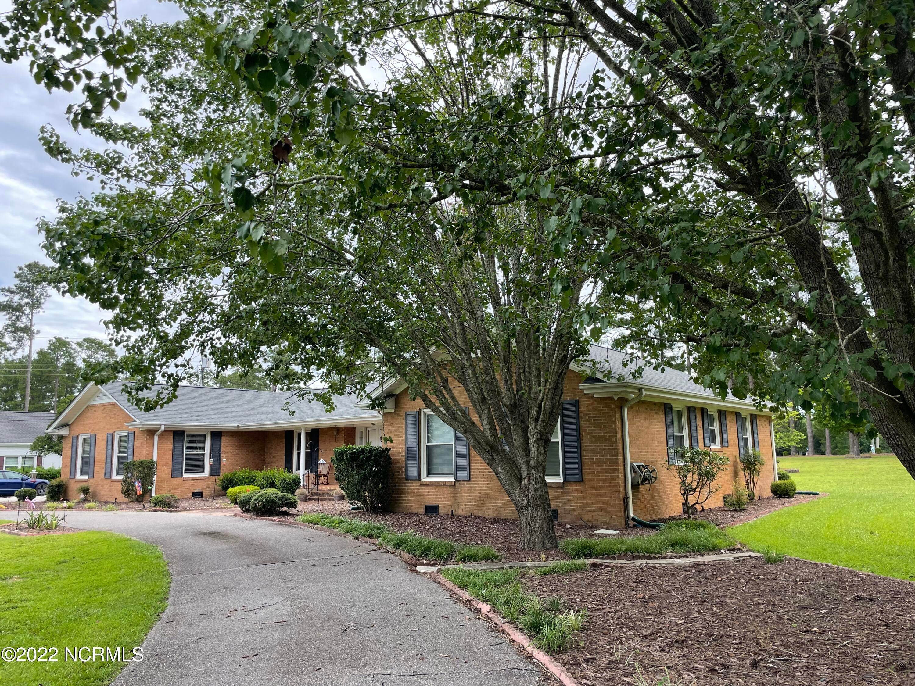 Single Family Homes для того Продажа на 907 Dogwood Drive Fairmont, Северная Каролина 28340 Соединенные Штаты