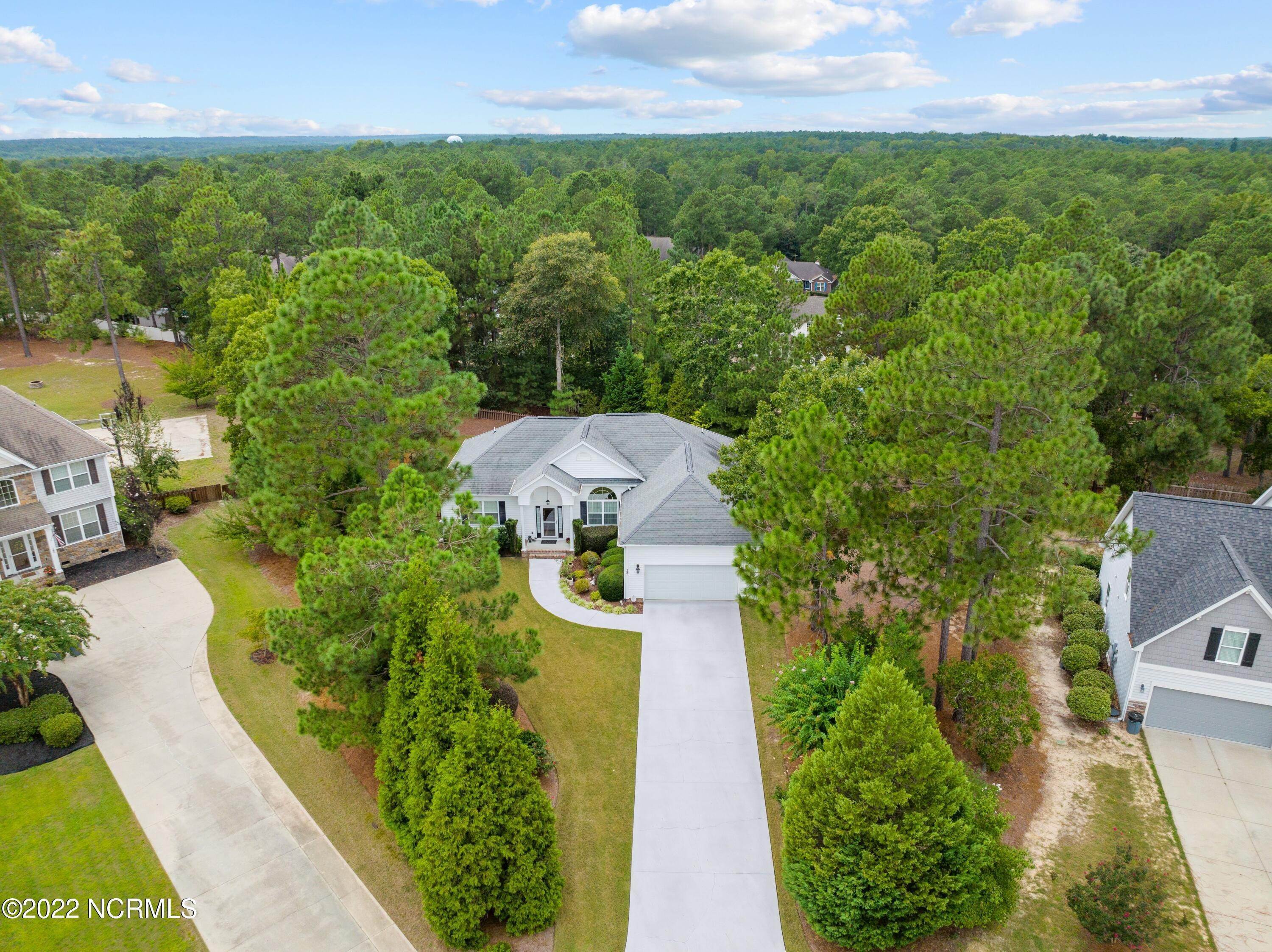 4. Single Family Homes for Sale at 26 Victoria Drive Whispering Pines, North Carolina 28327 United States
