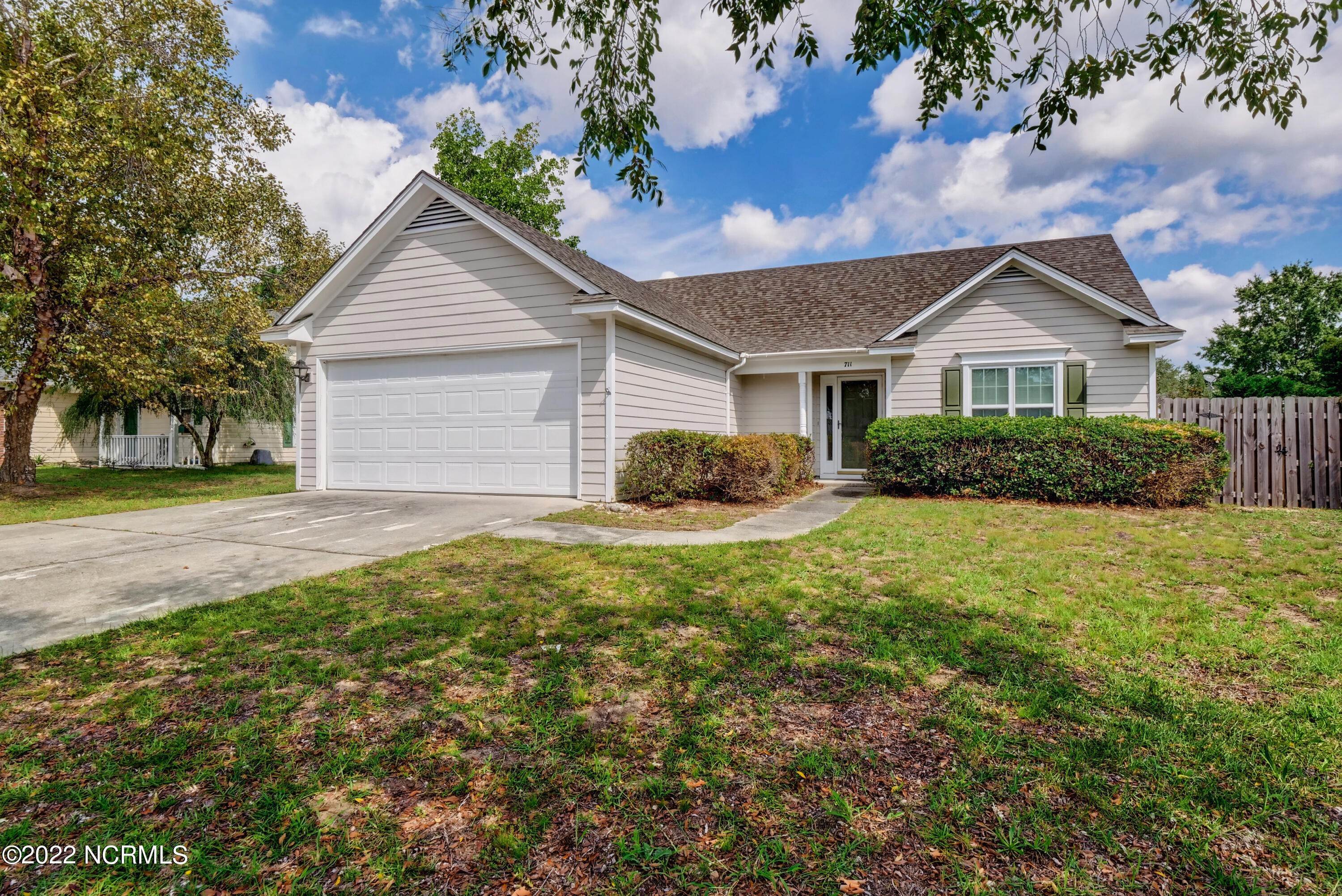 3. Single Family Homes for Sale at 711 Glenarthur Drive Wilmington, North Carolina 28412 United States