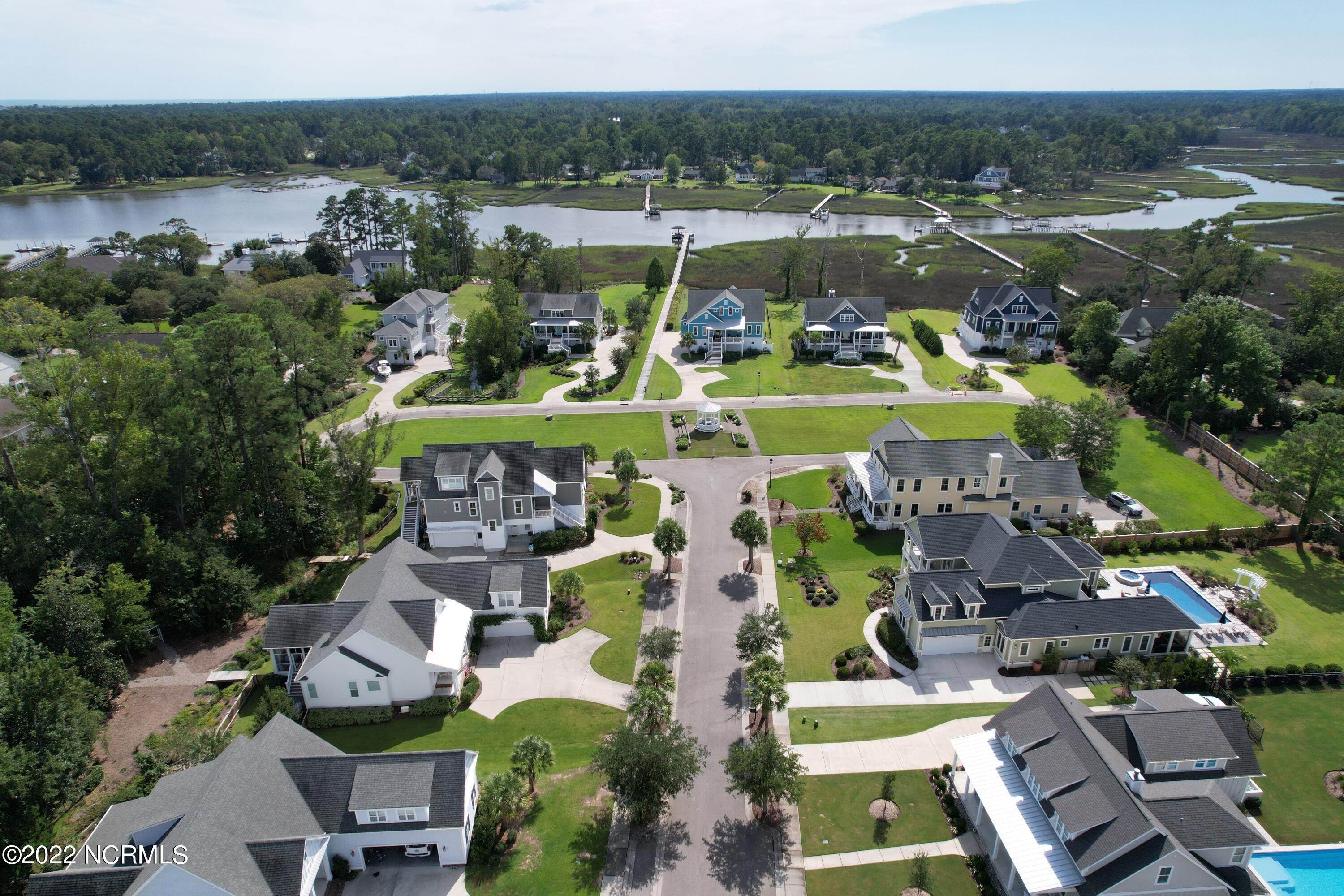 9. Single Family Homes for Sale at 2501 Royal Palm Lane Wilmington, North Carolina 28409 United States