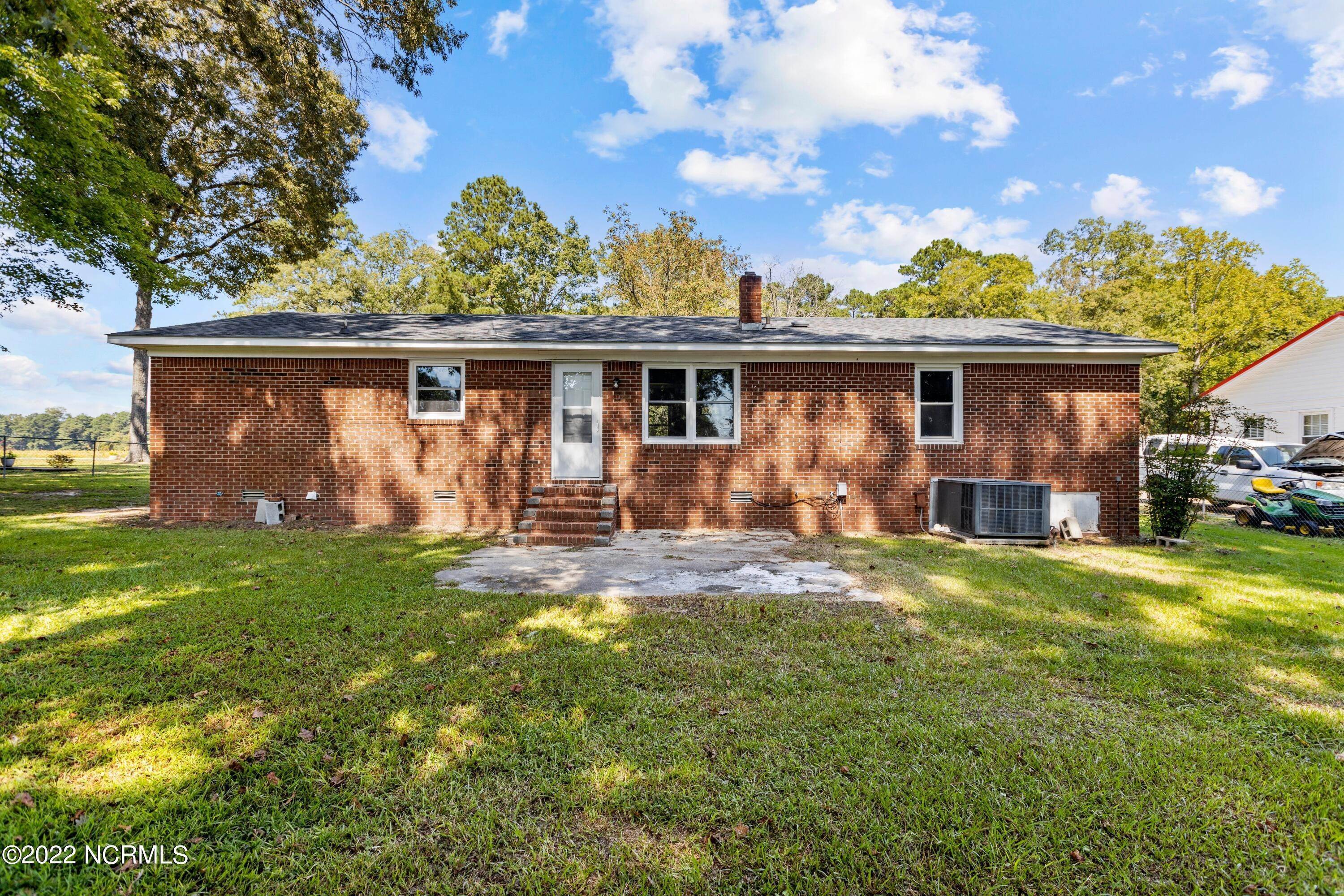 6. Single Family Homes for Sale at 122 Rock Road Washington, North Carolina 27889 United States