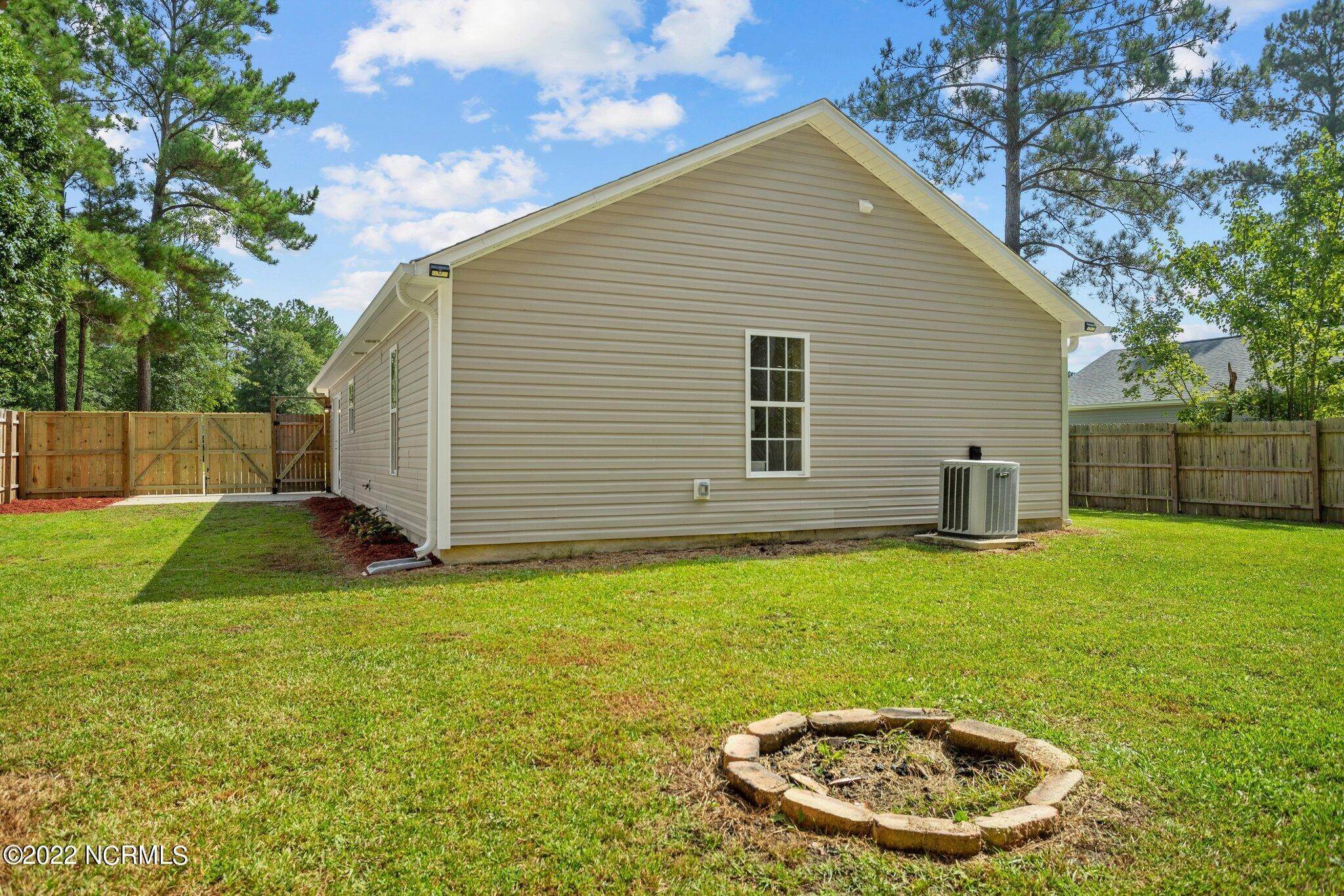 18. Single Family Homes for Sale at 108 Ashbury Park Lane Richlands, North Carolina 28574 United States