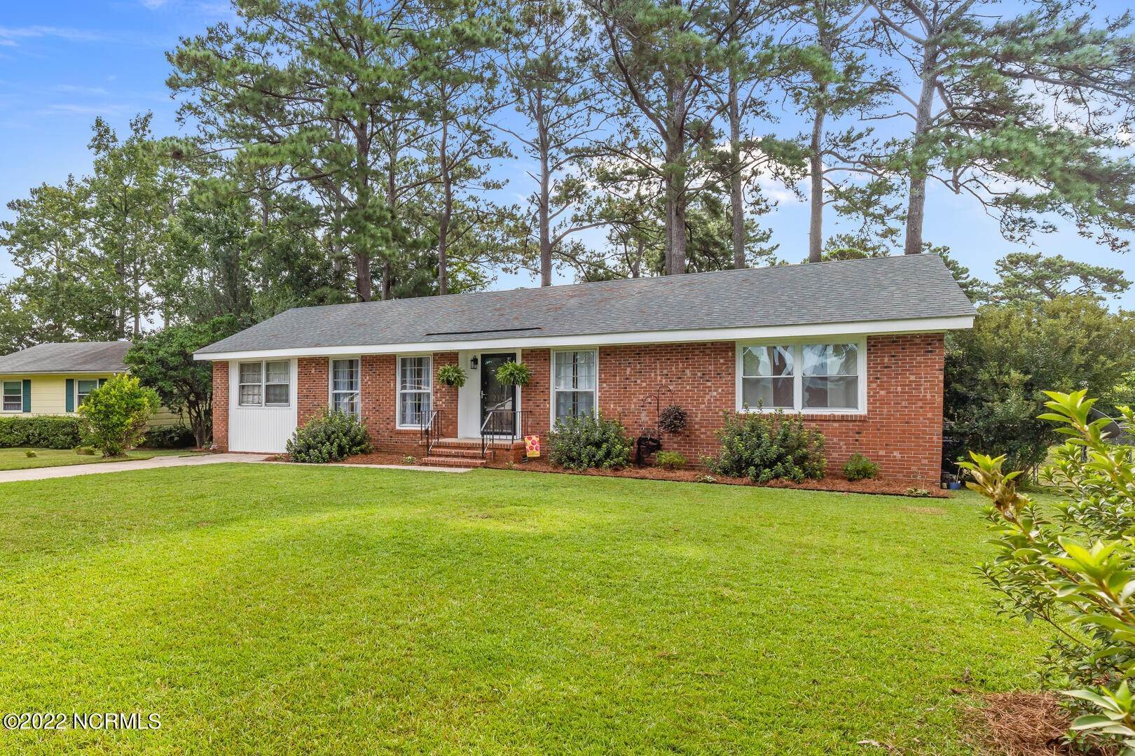3. Single Family Homes for Sale at 210 Linda Loop Jacksonville, North Carolina 28546 United States