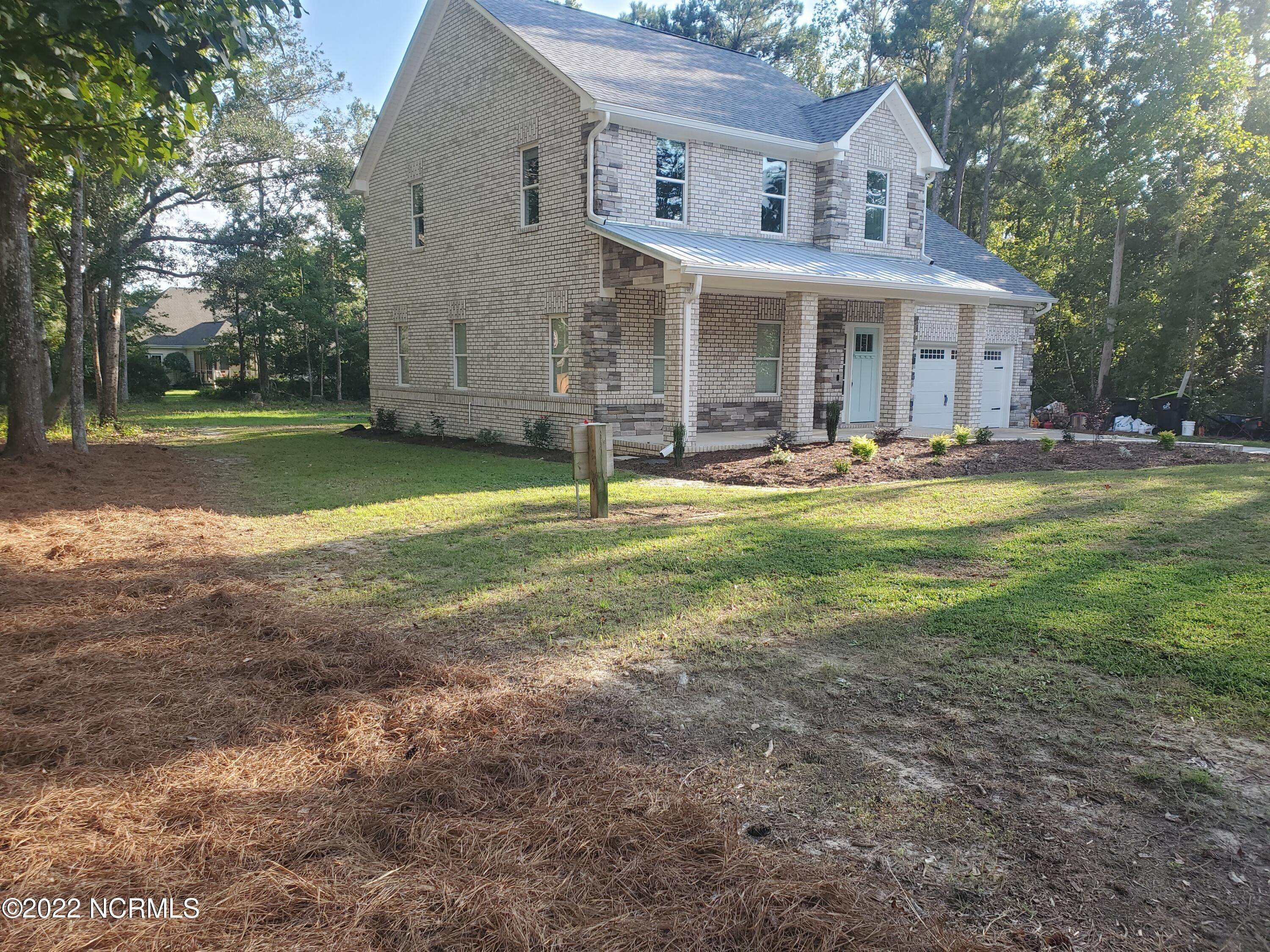 5. Single Family Homes for Sale at 103 Queens Court Hampstead, North Carolina 28443 United States