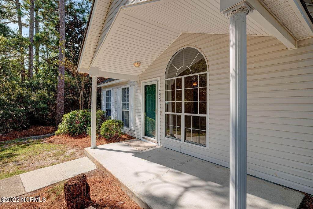6. Single Family Homes for Sale at 707 Navaho Trail Wilmington, North Carolina 28409 United States