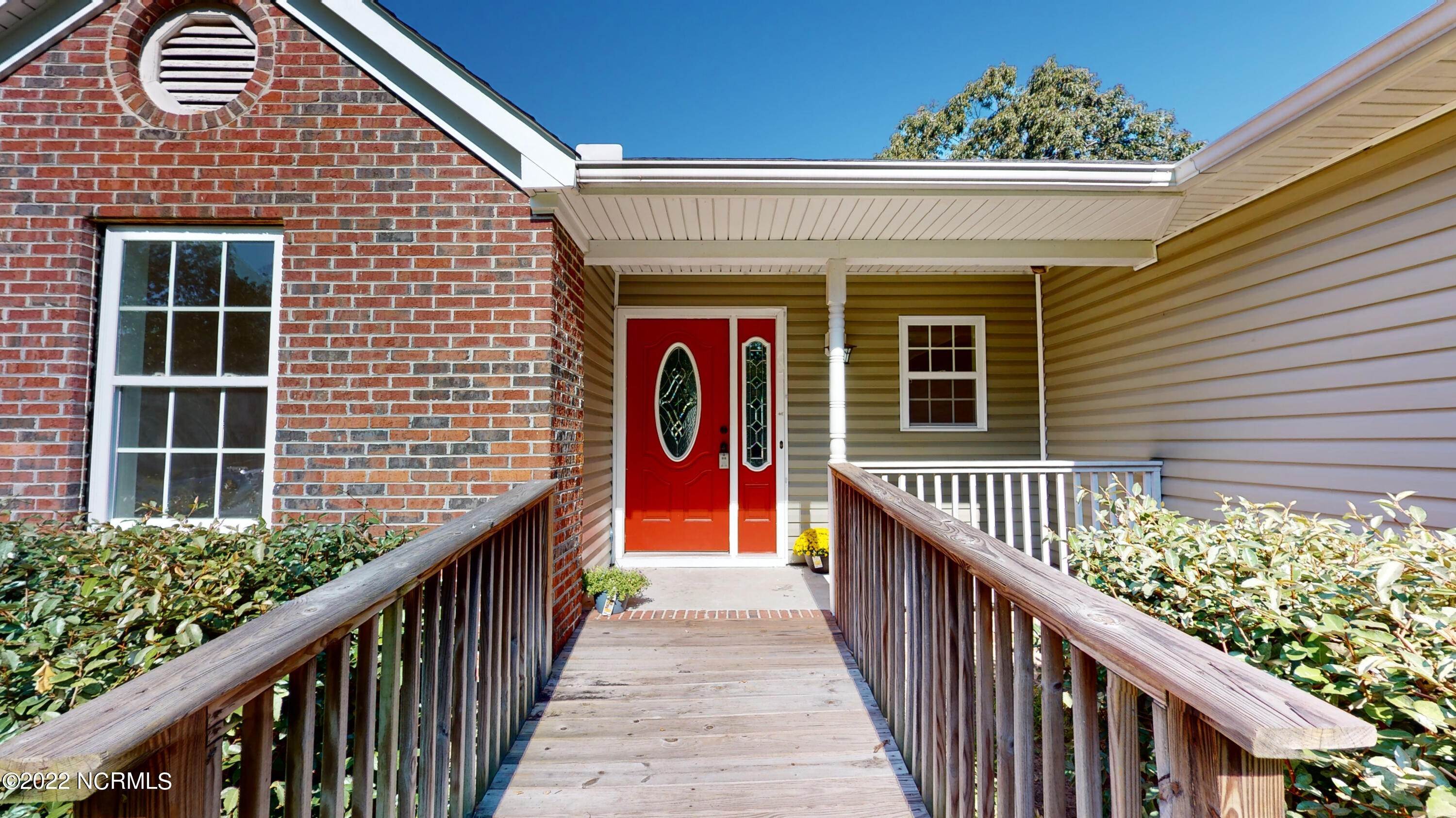 3. Single Family Homes for Sale at 169 Raintree Circle Jacksonville, North Carolina 28540 United States
