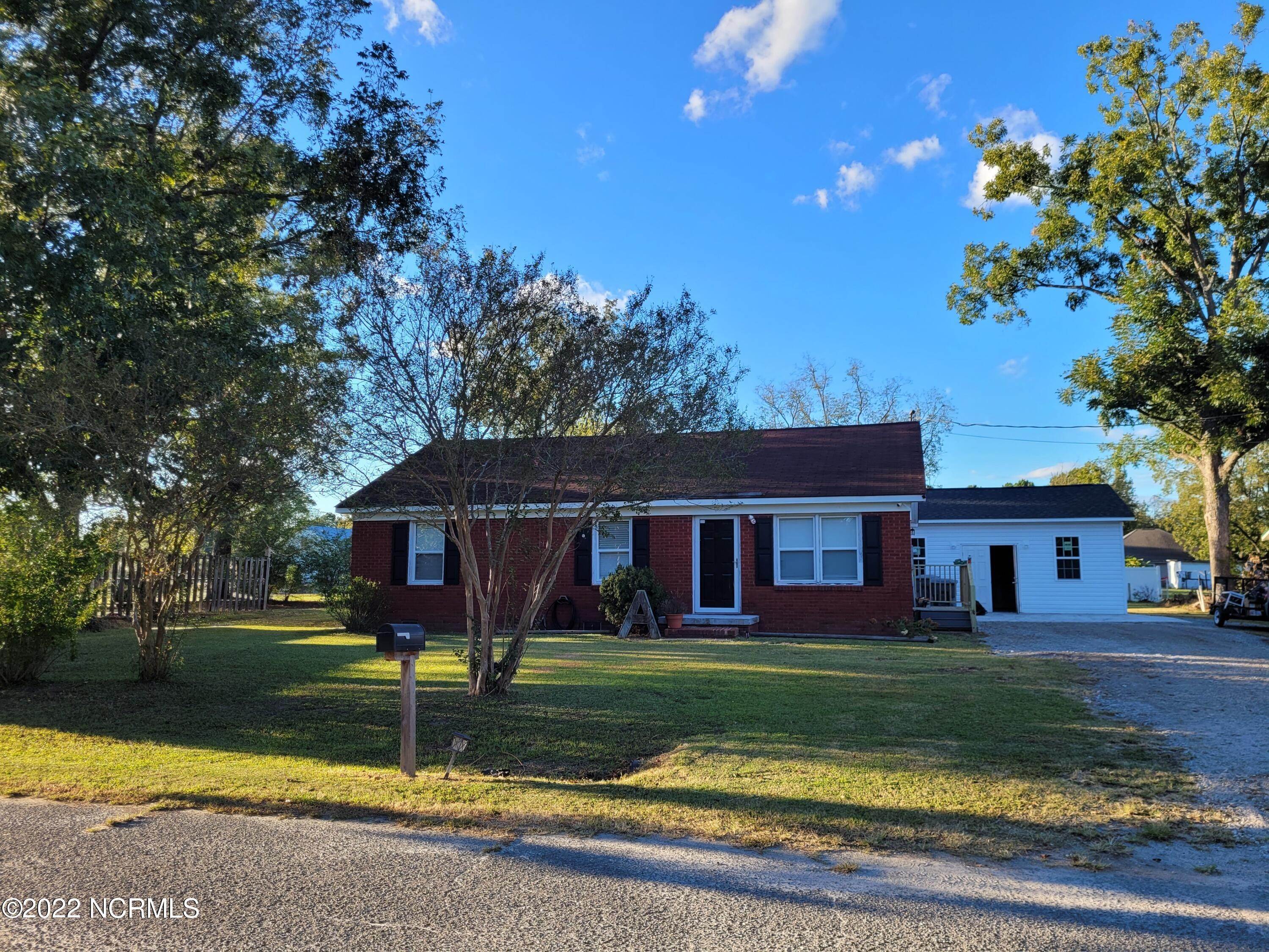 Single Family Homes для того Продажа на 211 Newberry Street Magnolia, Северная Каролина 28453 Соединенные Штаты