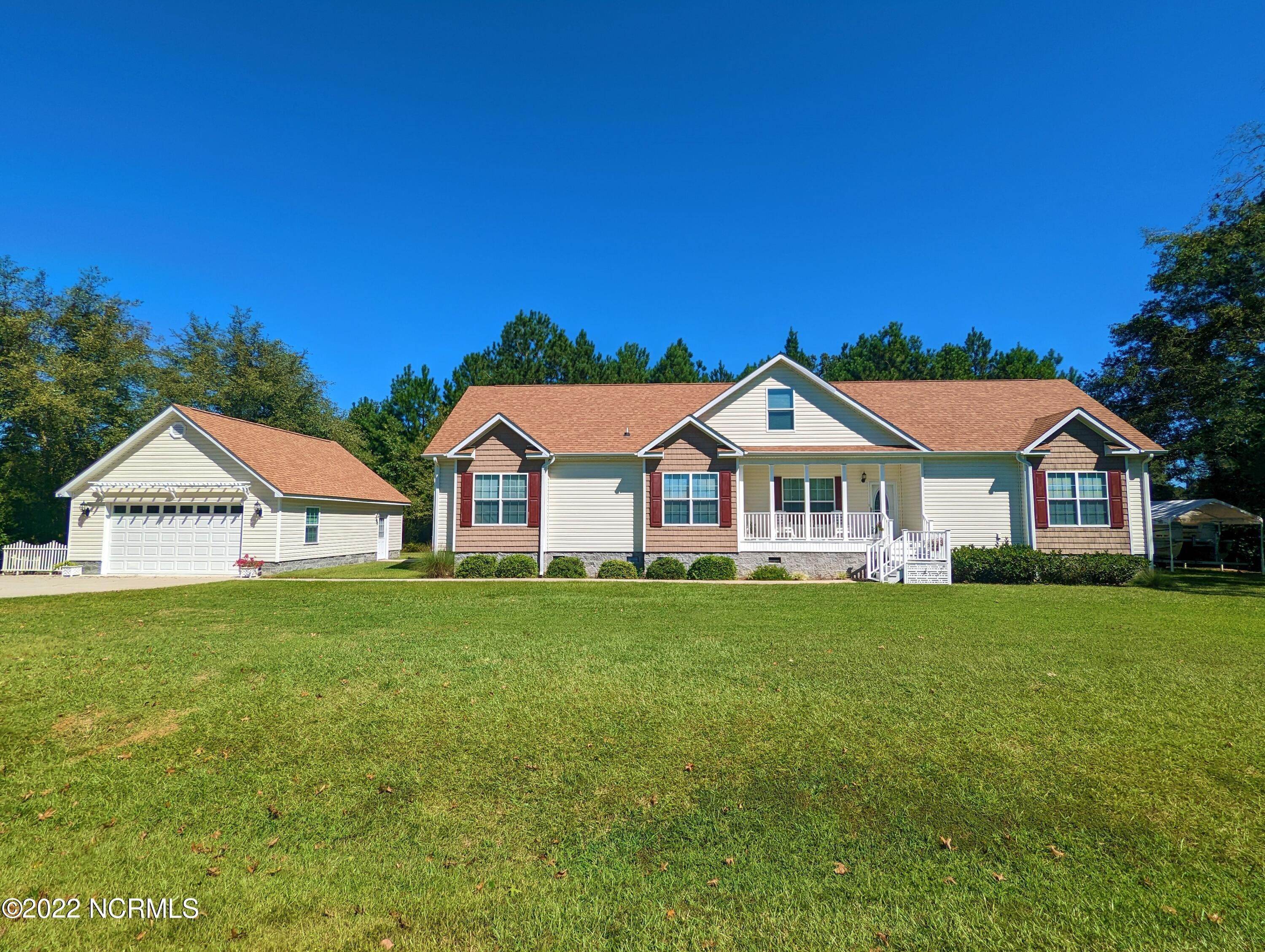 Single Family Homes pour l Vente à 162 Arena Drive Lake Waccamaw, Caroline du Nord 28450 États-Unis