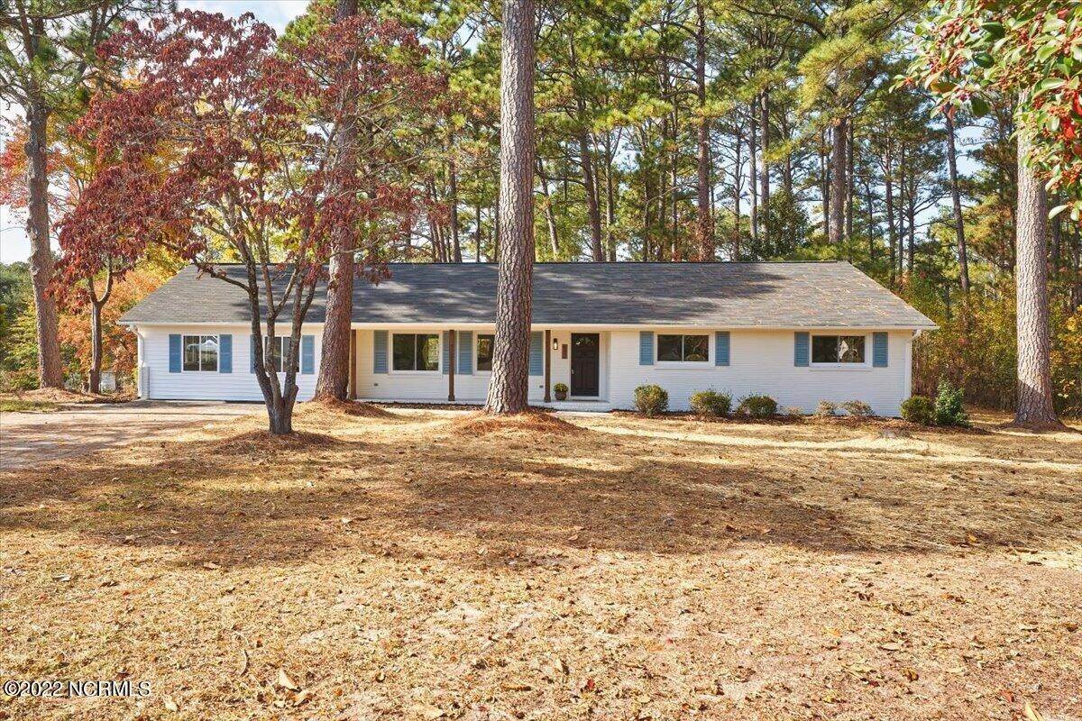 Single Family Homes для того Продажа на 642 Michael Road Whispering Pines, Северная Каролина 28327 Соединенные Штаты