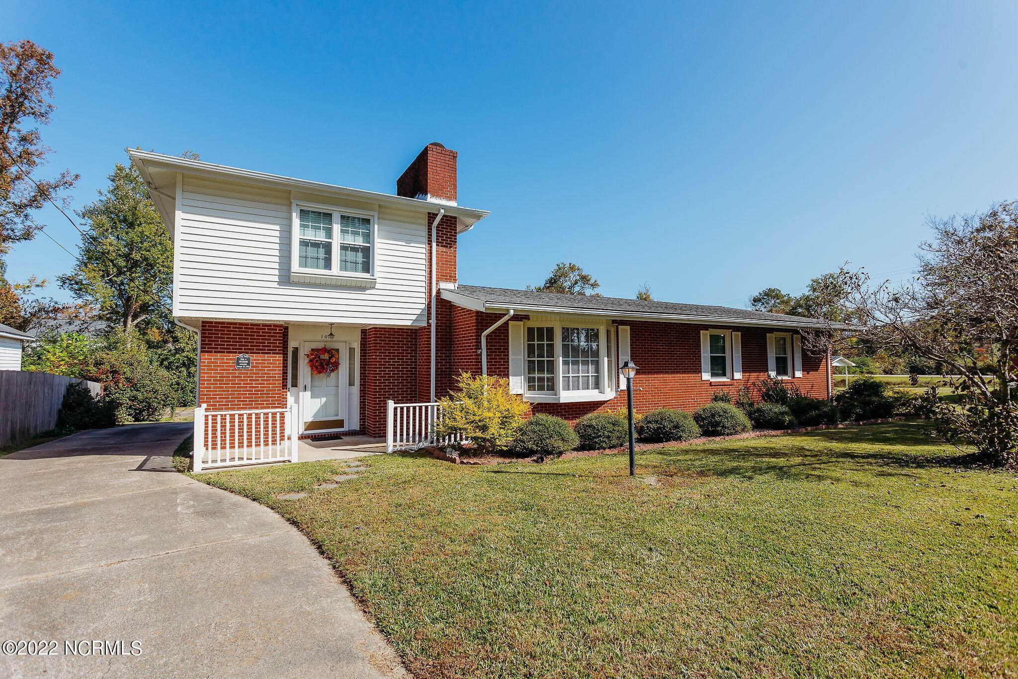 5. Single Family Homes for Sale at 104 Elizabeth Street Richlands, North Carolina 28574 United States