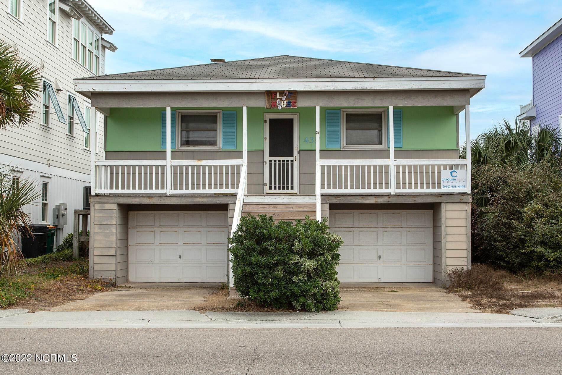 Single Family Homes для того Продажа на 435 Fort Fisher Boulevard Kure Beach, Северная Каролина 28449 Соединенные Штаты