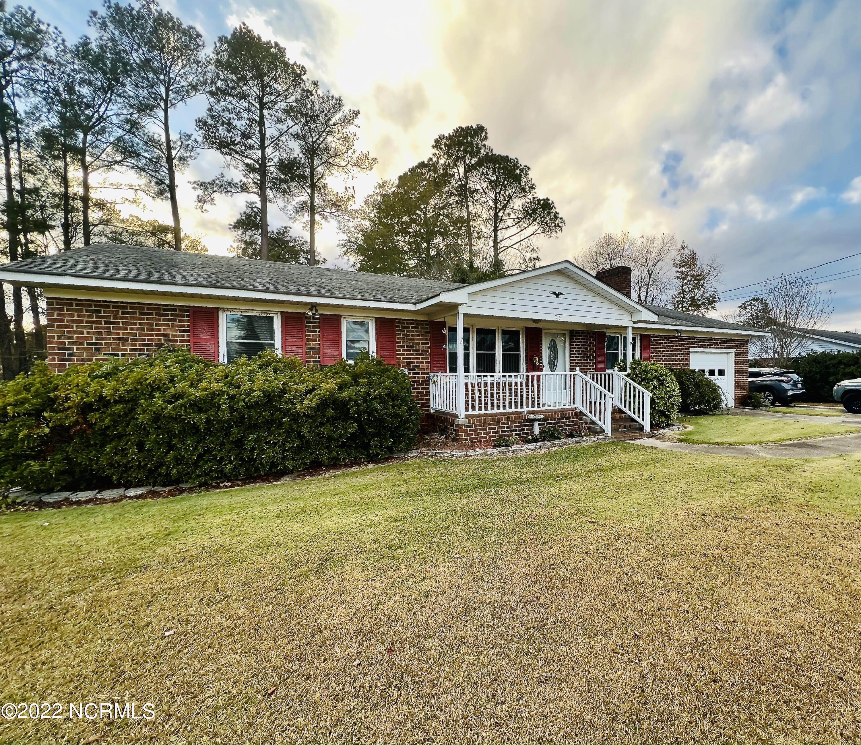 Single Family Homes для того Продажа на 214 Hampton Drive Plymouth, Северная Каролина 27962 Соединенные Штаты