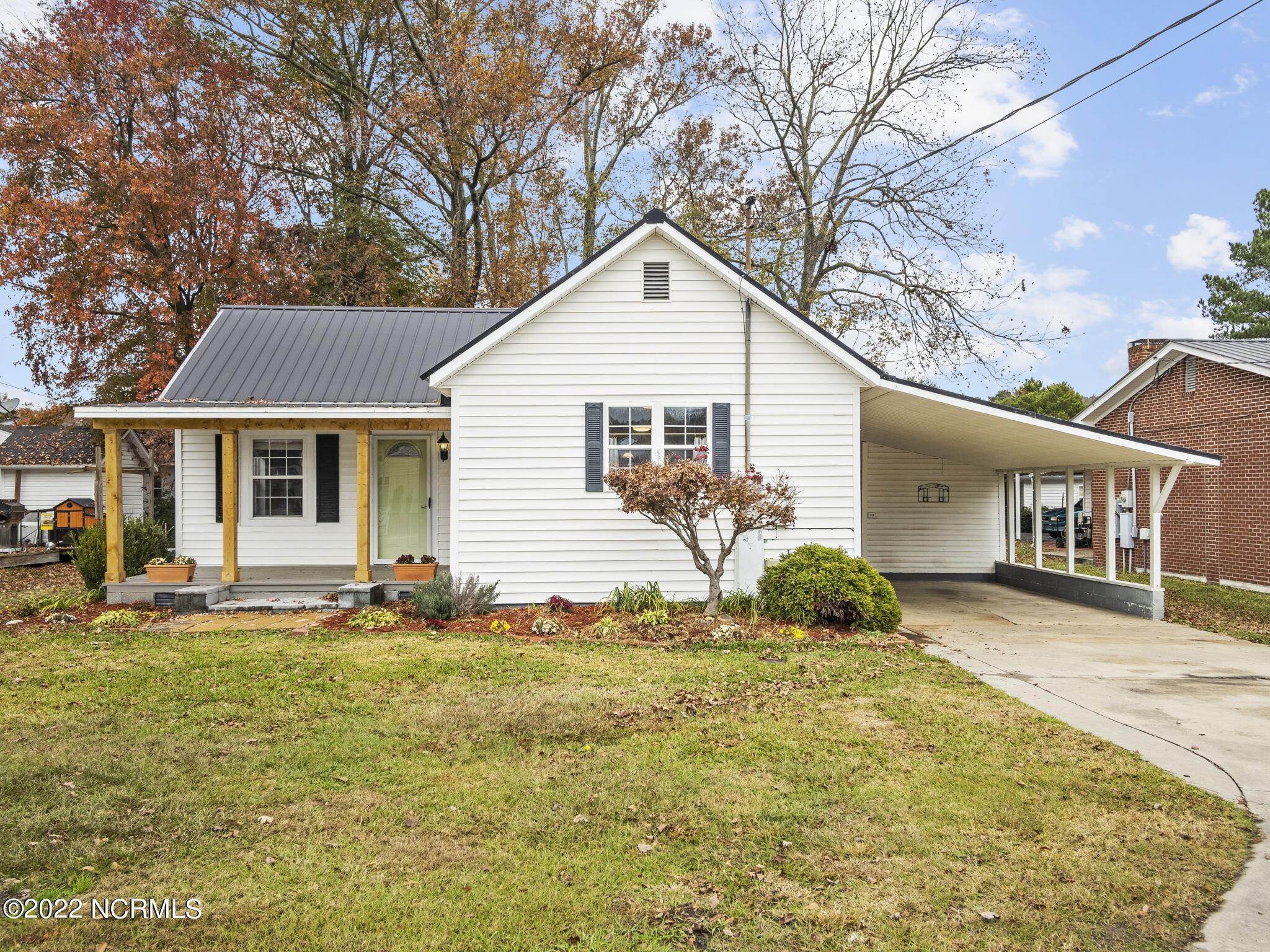 Single Family Homes pour l Vente à 805 Broad Street Beulaville, Caroline du Nord 28518 États-Unis