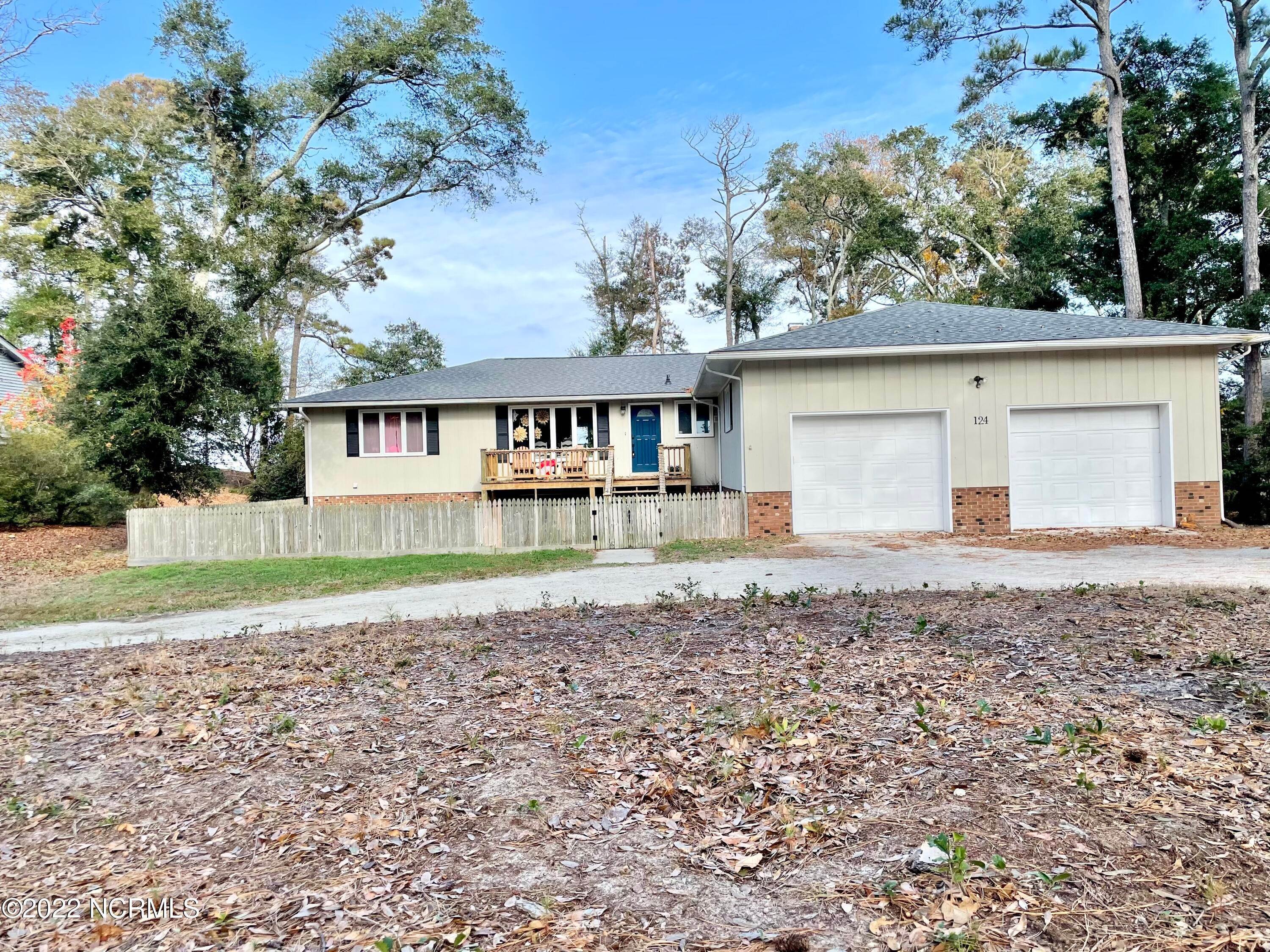 Single Family Homes для того Продажа на 124 Oakleaf Drive Pine Knoll Shores, Северная Каролина 28512 Соединенные Штаты