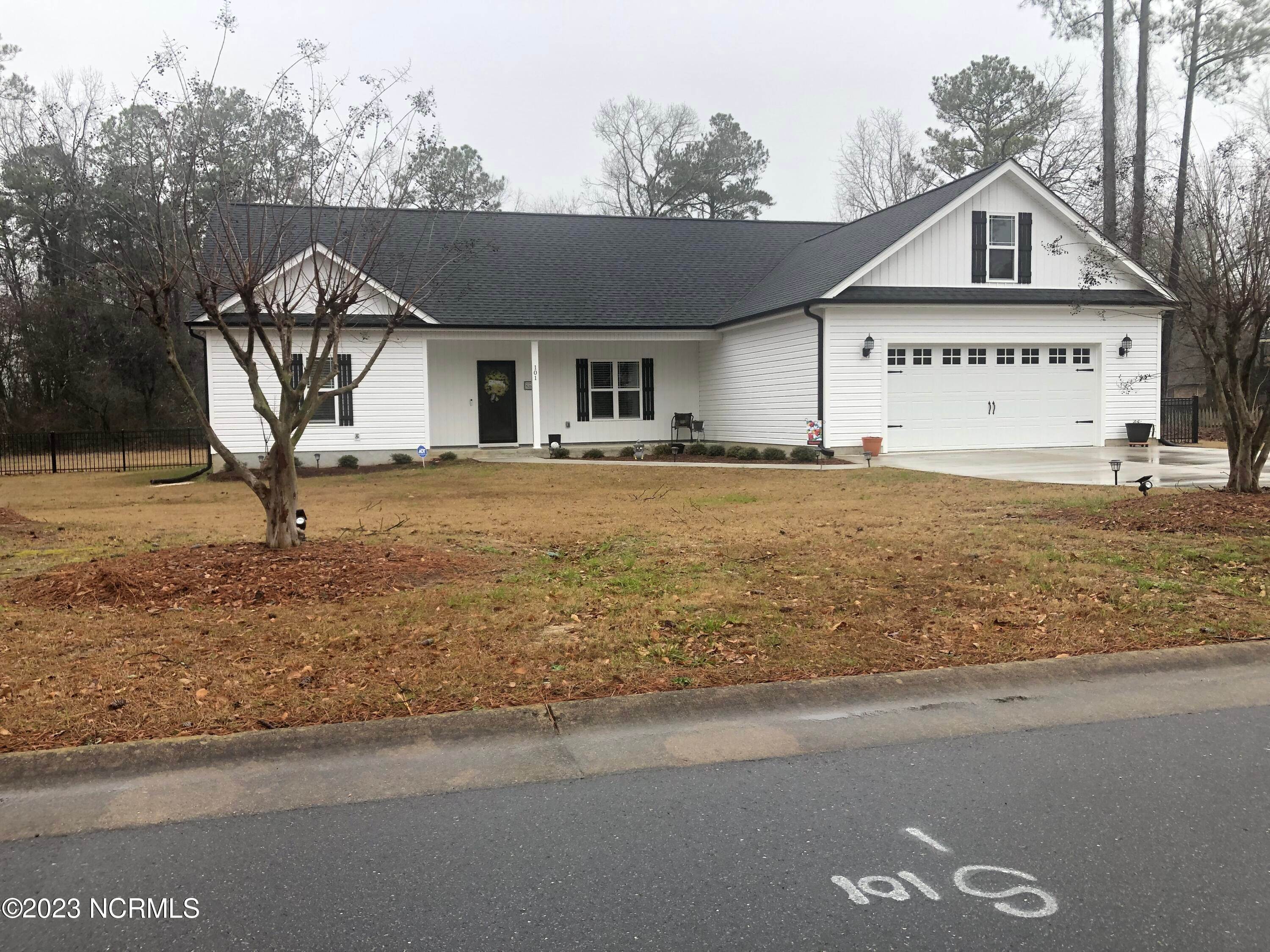 Single Family Homes для того Продажа на 209 Dobbs Drive La Grange, Северная Каролина 28551 Соединенные Штаты