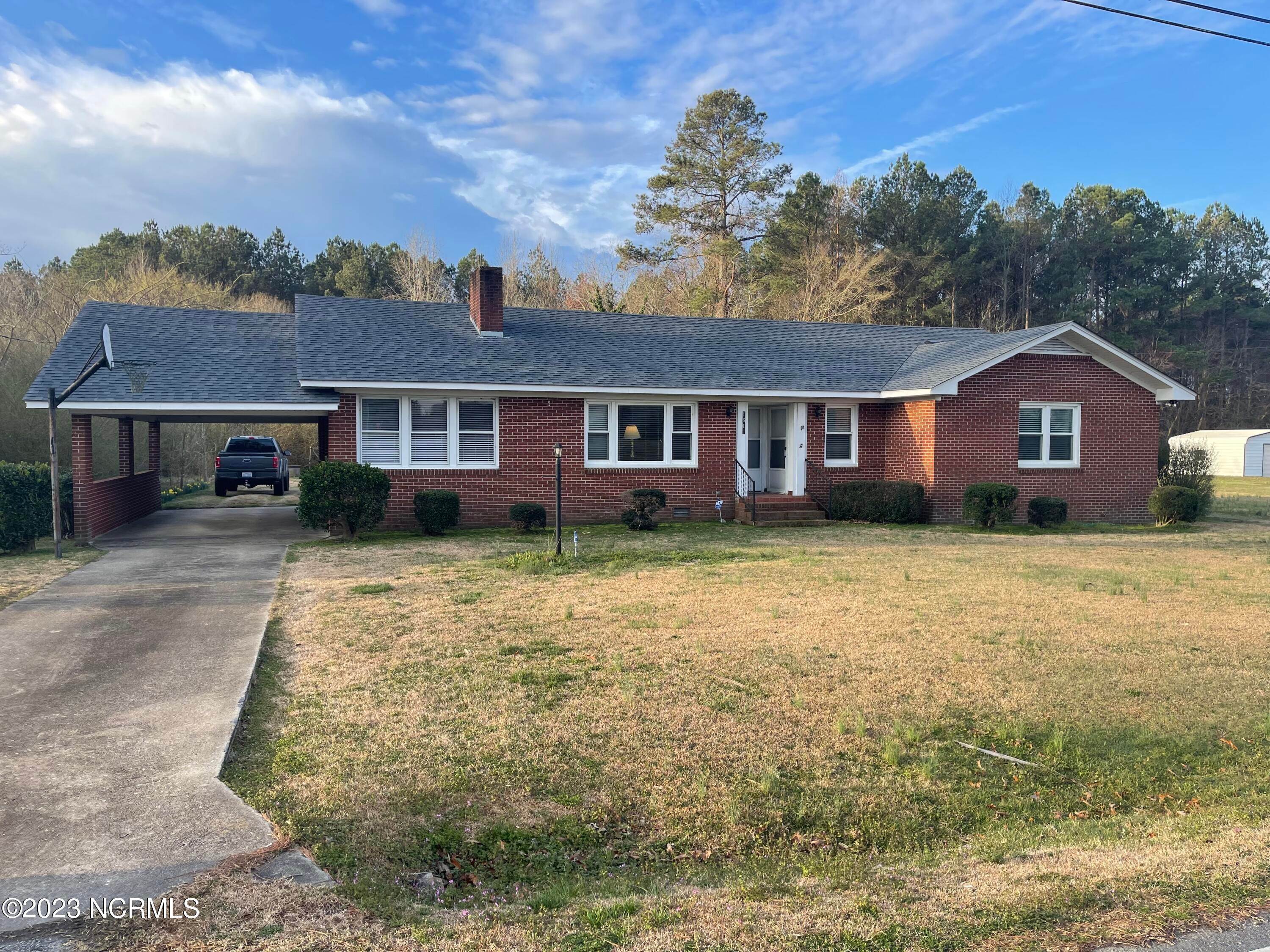 6. Single Family Homes for Sale at 1612 Doolittle Mill Road Conway, North Carolina 27820 United States
