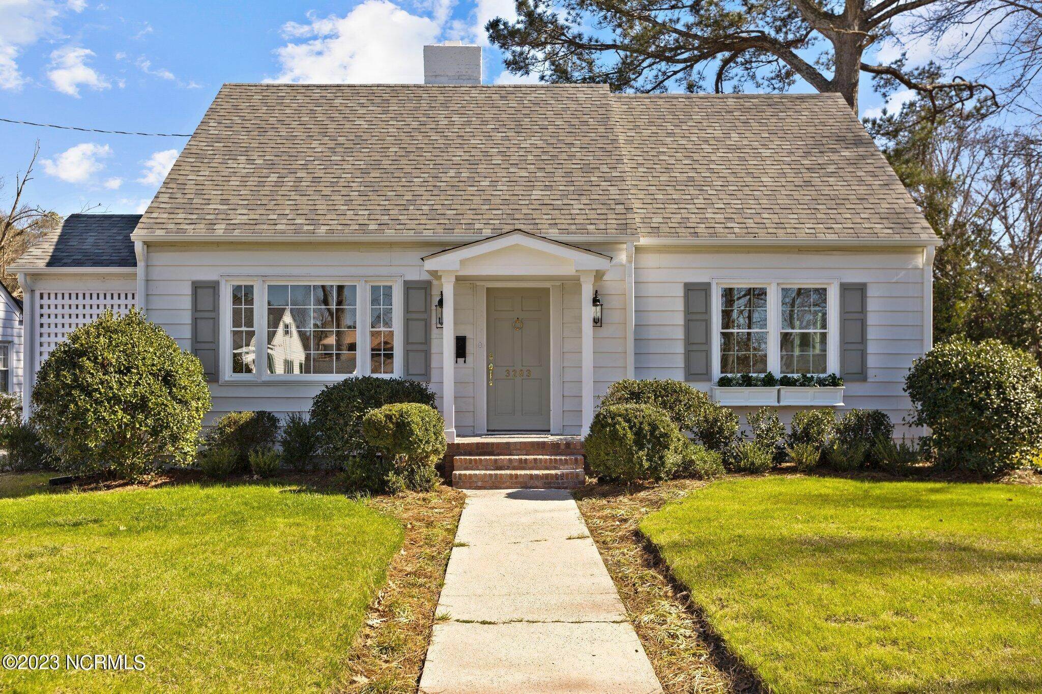 Single Family Homes 为 销售 在 3283 Contentnea Street Farmville, 北卡罗来纳州 27828 美国