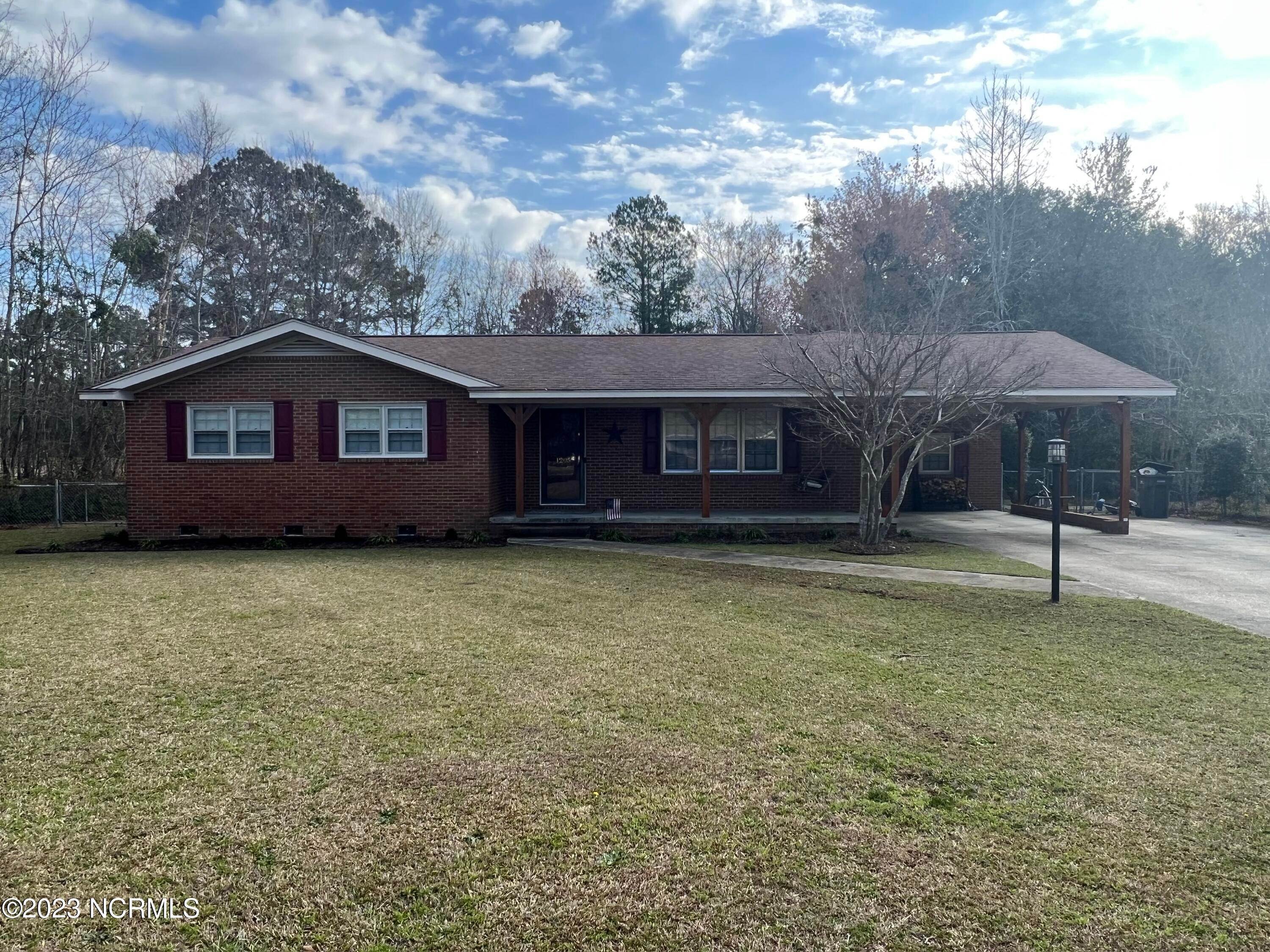 Single Family Homes для того Продажа на 1205 Butler Mill Road Bladenboro, Северная Каролина 28320 Соединенные Штаты