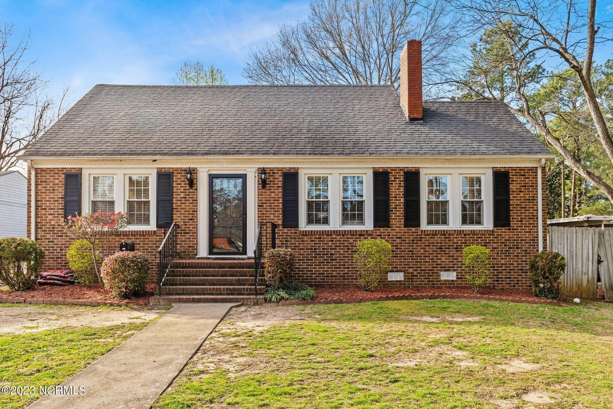 Single Family Homes для того Продажа на 621 Vance Street Roanoke Rapids, Северная Каролина 27870 Соединенные Штаты