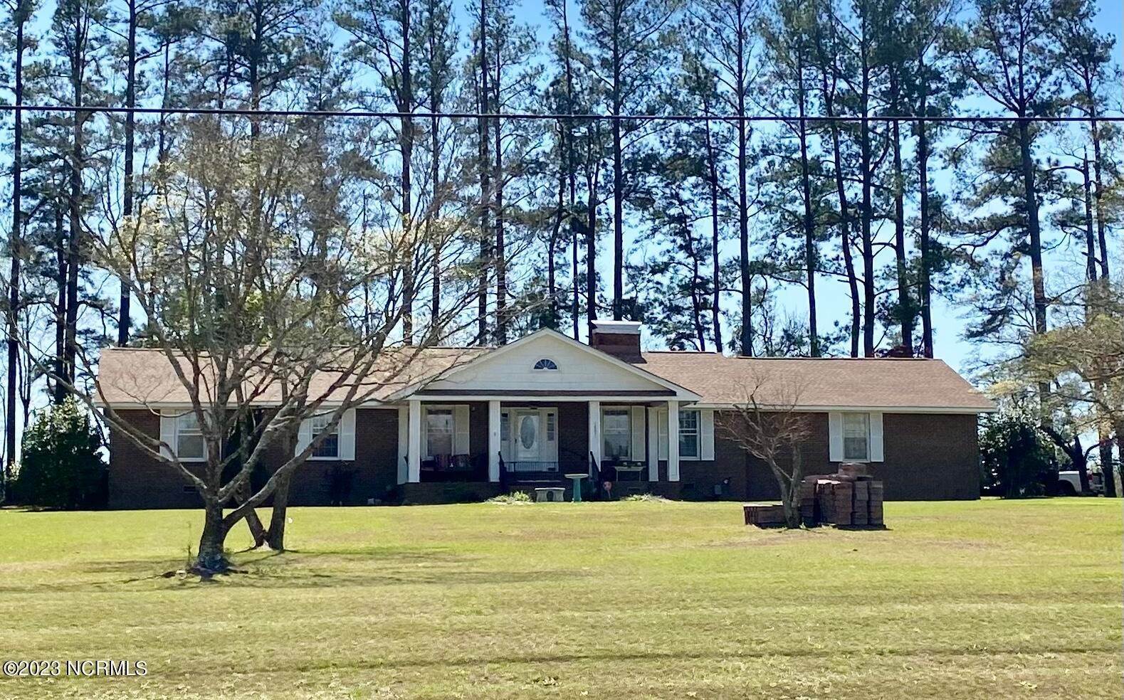 Single Family Homes pour l Vente à 4803 Andrew Jackson Highway Chadbourn, Caroline du Nord 28431 États-Unis