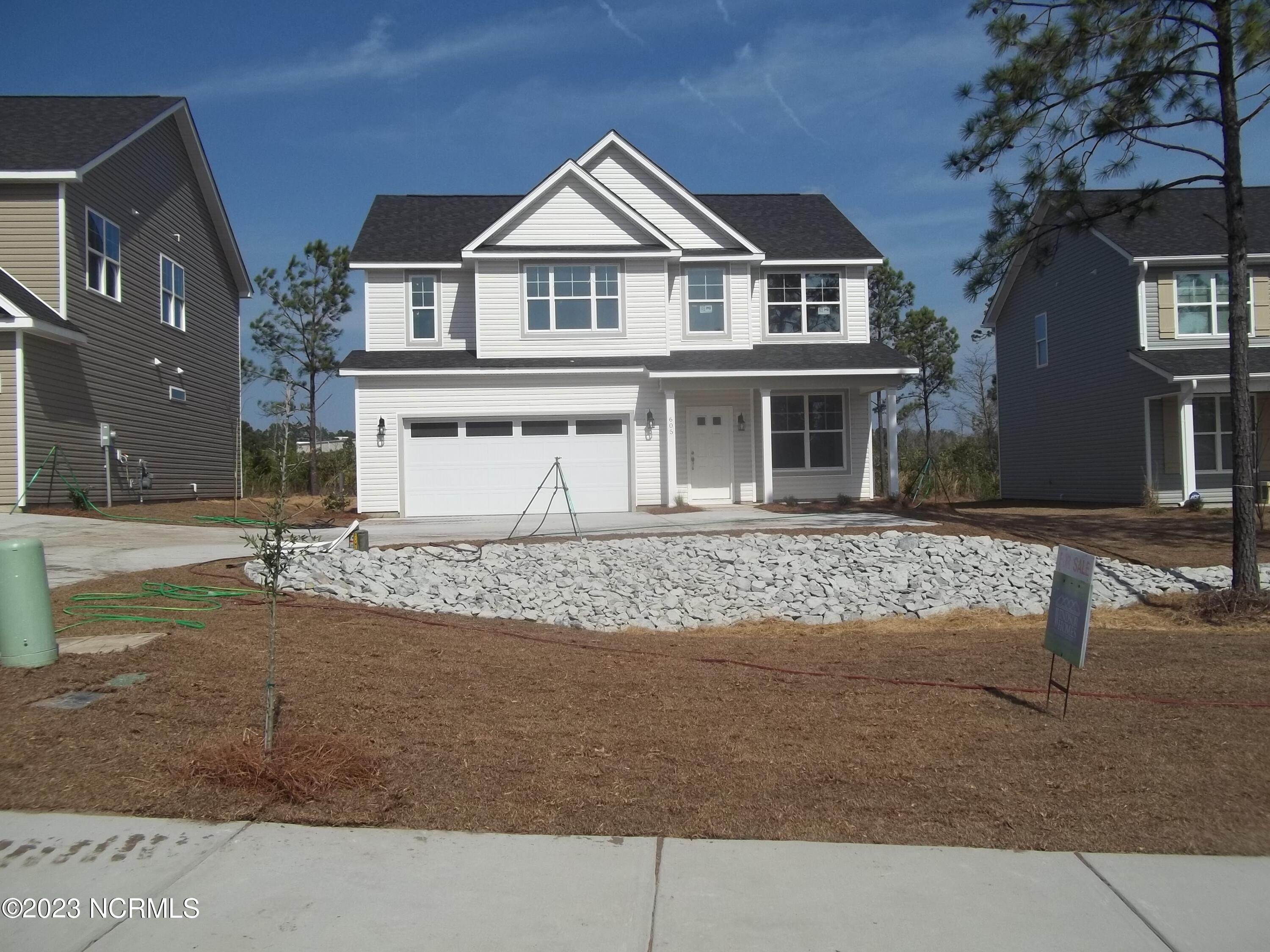 3. Single Family Homes for Sale at 605 Trellis Road Hampstead, North Carolina 28443 United States