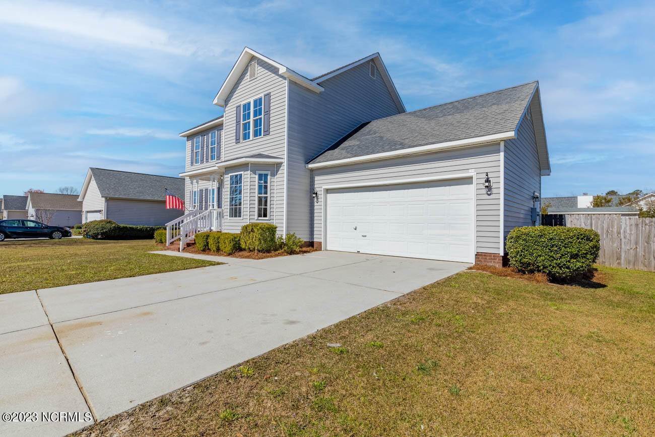 4. Single Family Homes for Sale at 106 Sidney Lane Jacksonville, North Carolina 28540 United States