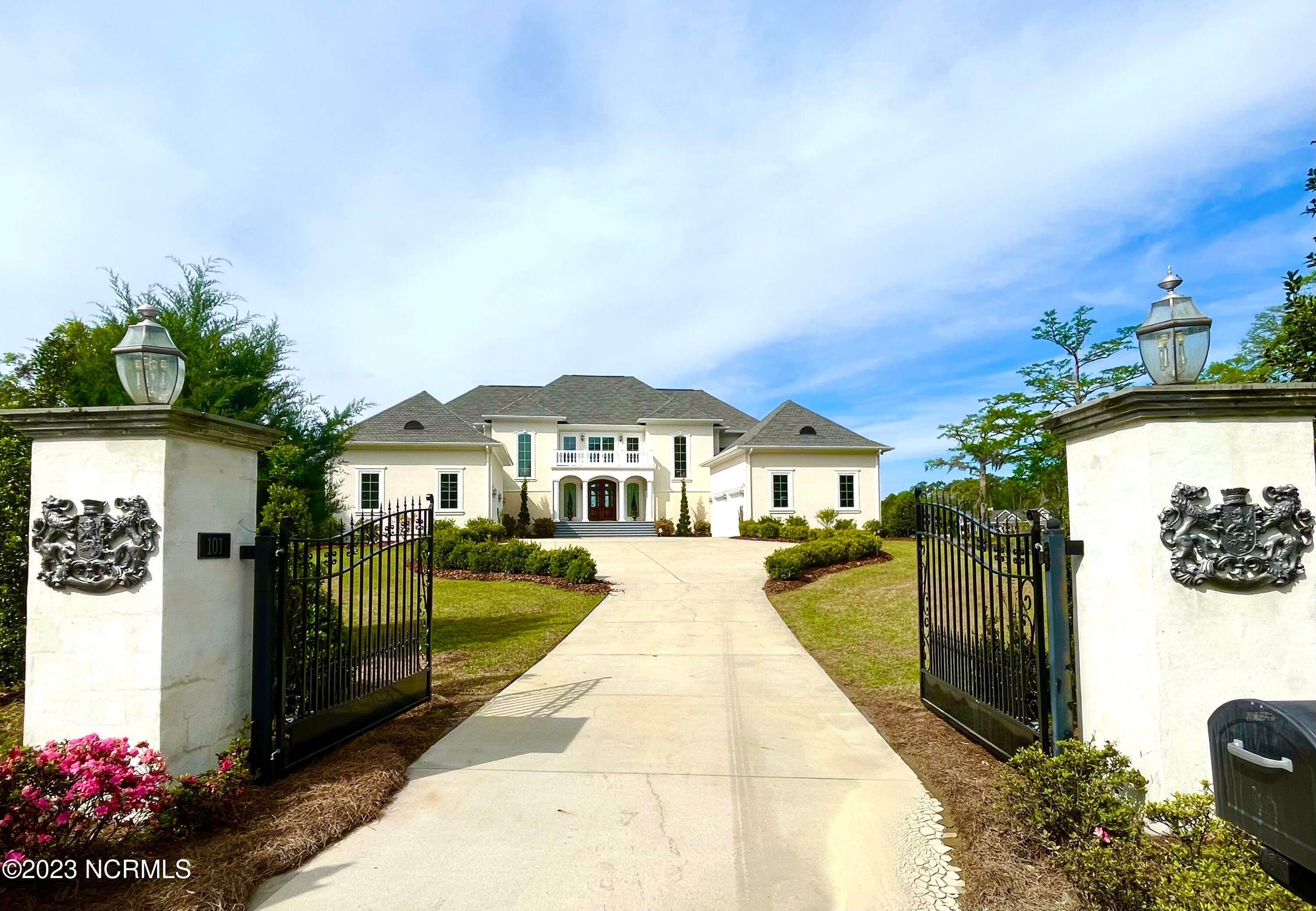 Single Family Homes pour l Vente à 101 Trent Shores Drive New Bern, Caroline du Nord 28562 États-Unis