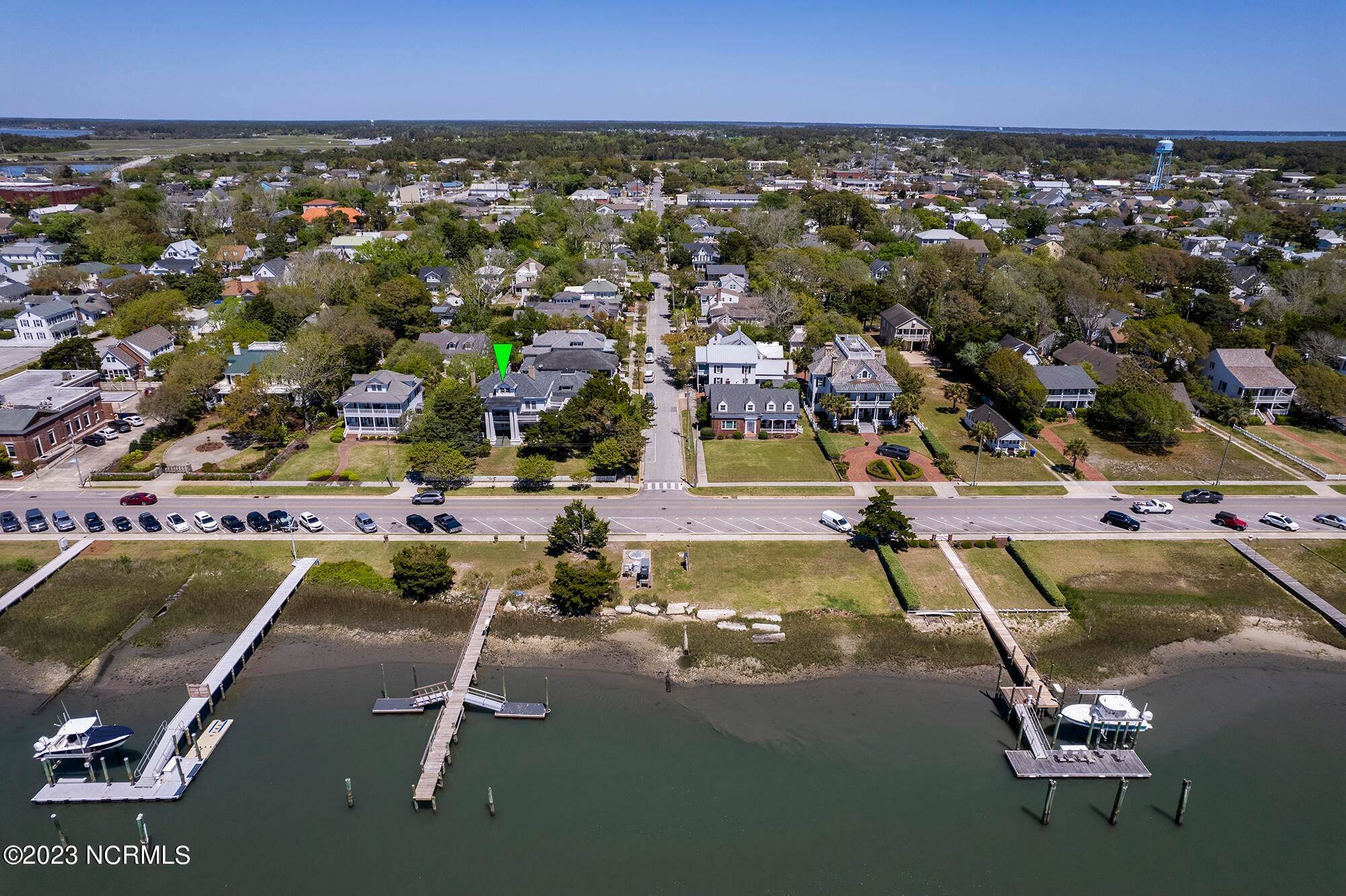 20. Single Family Homes for Sale at 719 Front Street Beaufort, North Carolina 28516 United States