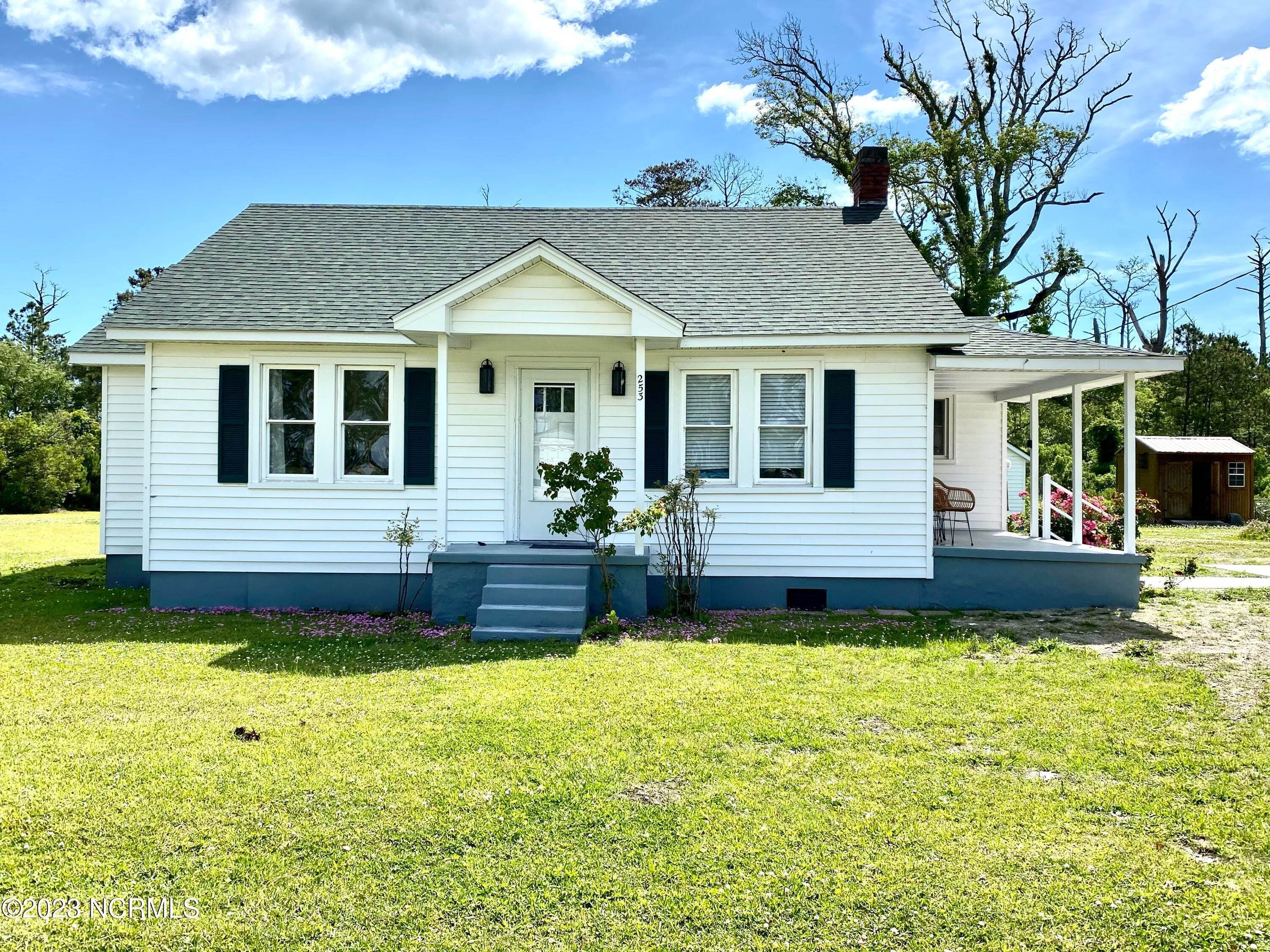 Single Family Homes pour l Vente à 253 Croaker Street Davis, Caroline du Nord 28524 États-Unis