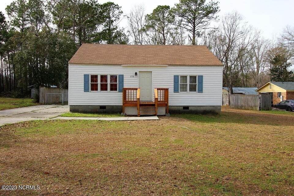 8. Single Family Homes for Sale at 175 Oak Grove Road Newport, North Carolina 28570 United States