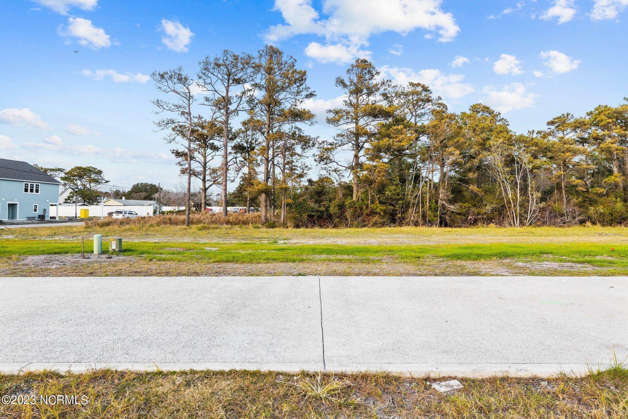 18. Single Family Homes for Sale at 529 Great Egret Way Beaufort, North Carolina 28516 United States