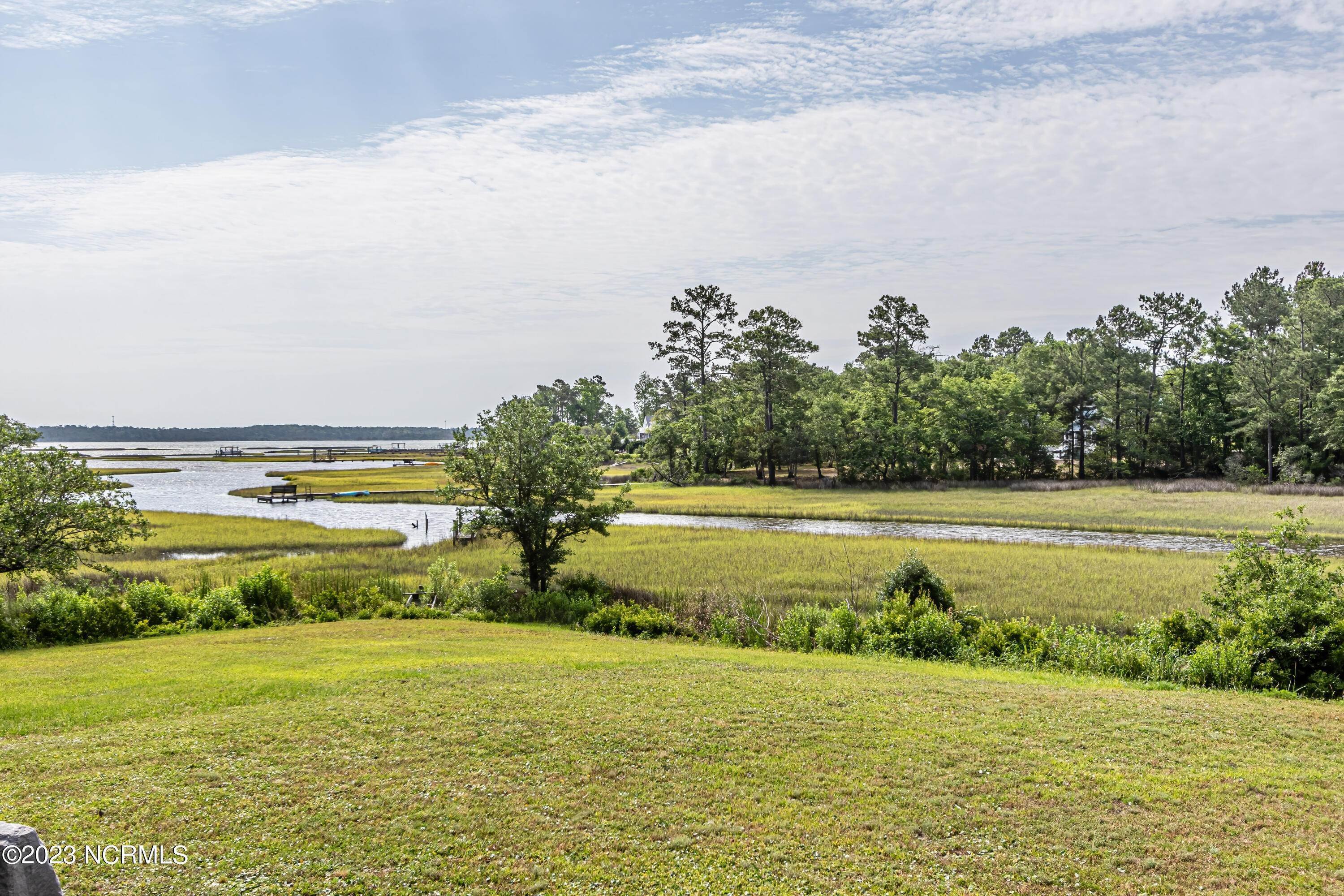 4. Single Family Homes for Sale at 505 Harvest Place Swansboro, North Carolina 28584 United States