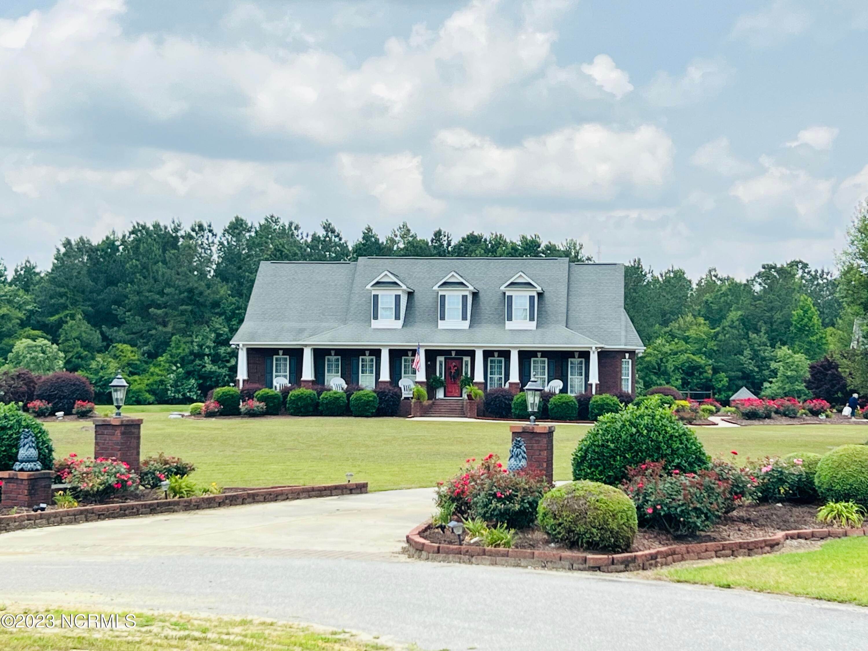 5. Single Family Homes for Sale at 300 Timberwood Lane Clinton, North Carolina 28328 United States