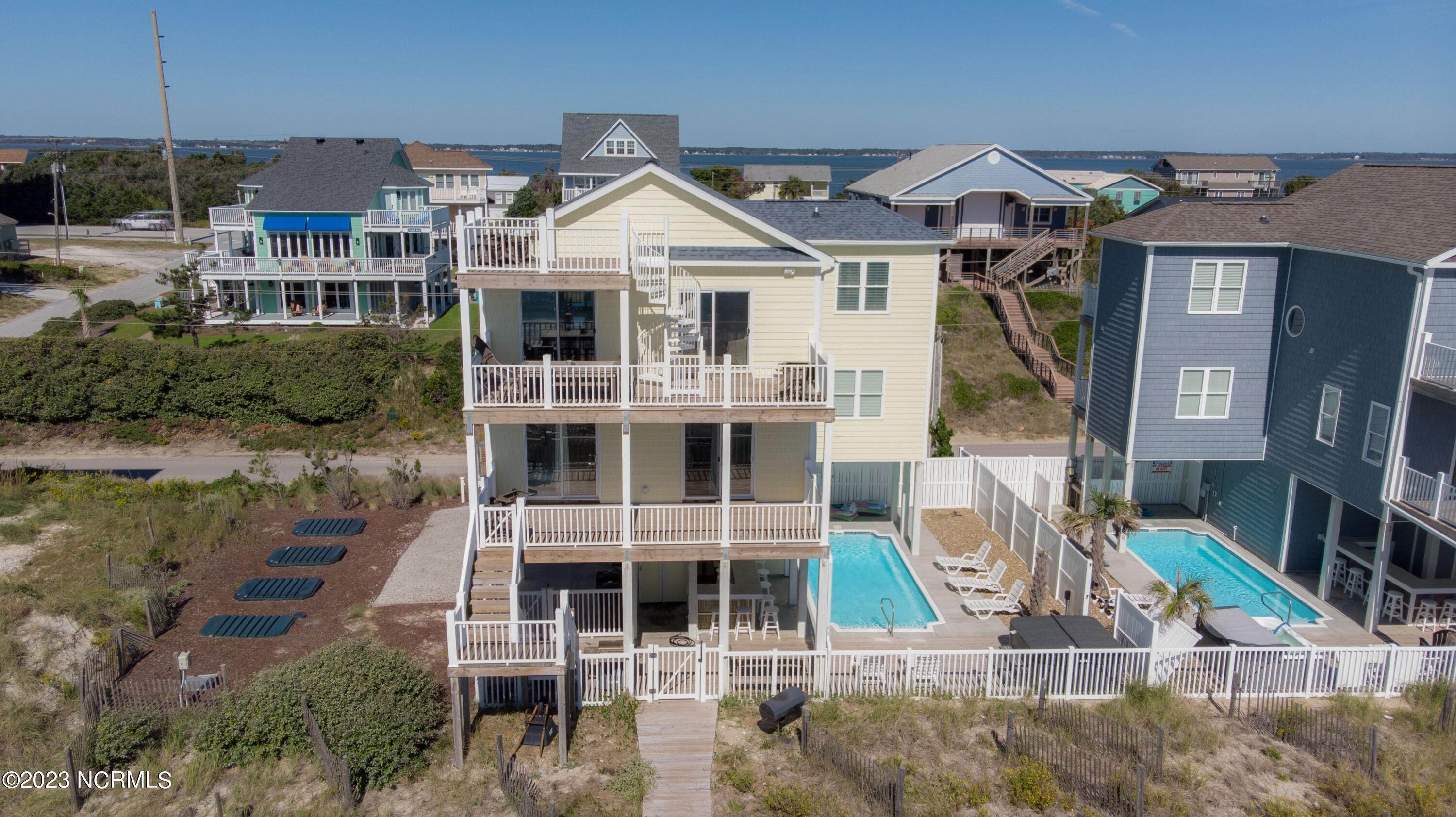 Single Family Homes для того Продажа на 611 Ocean Drive Emerald Isle, Северная Каролина 28594 Соединенные Штаты