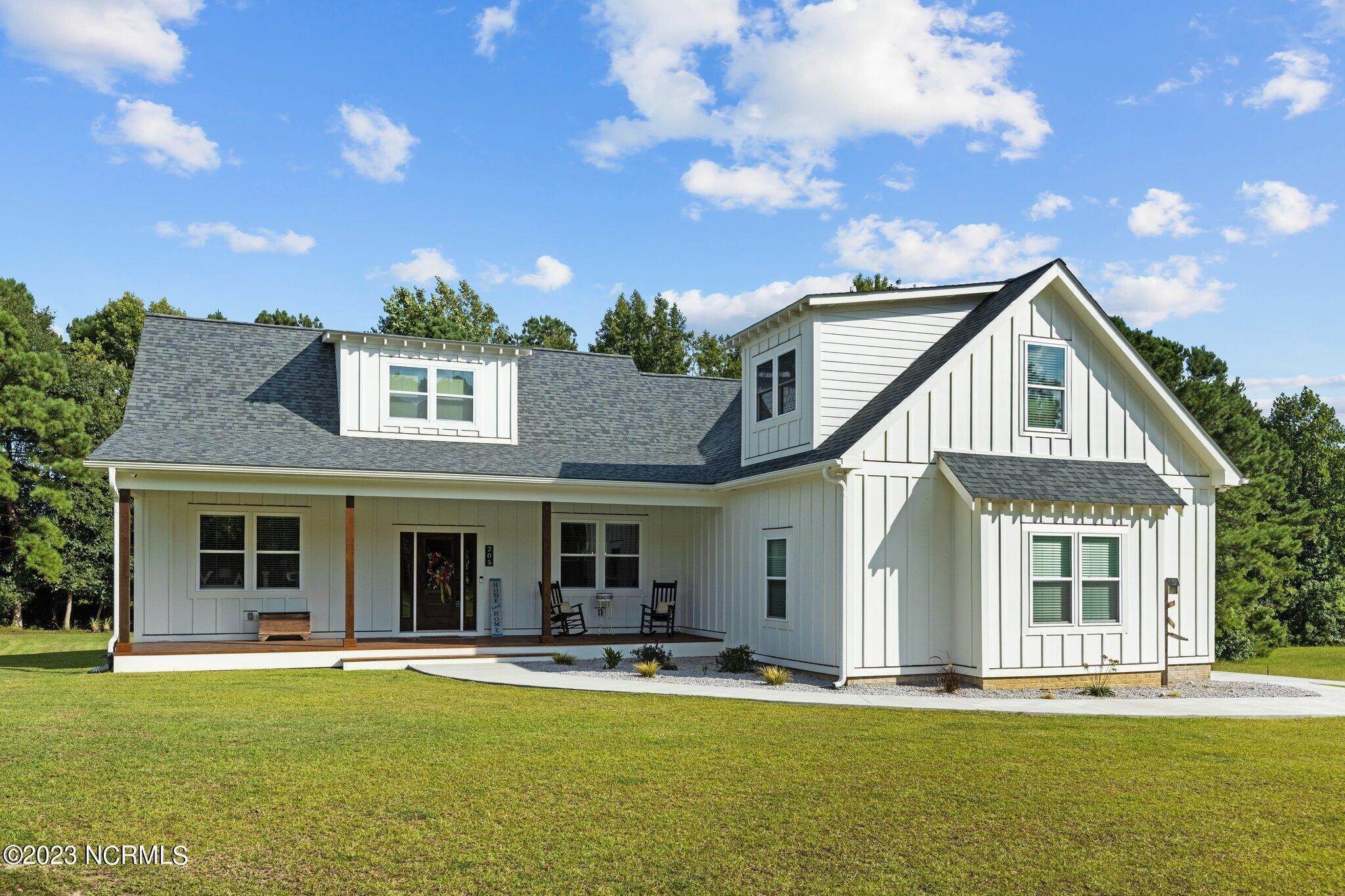 Single Family Homes 为 销售 在 205 Three Oaks Court 凯普卡特雷特, 北卡罗来纳州 28584 美国