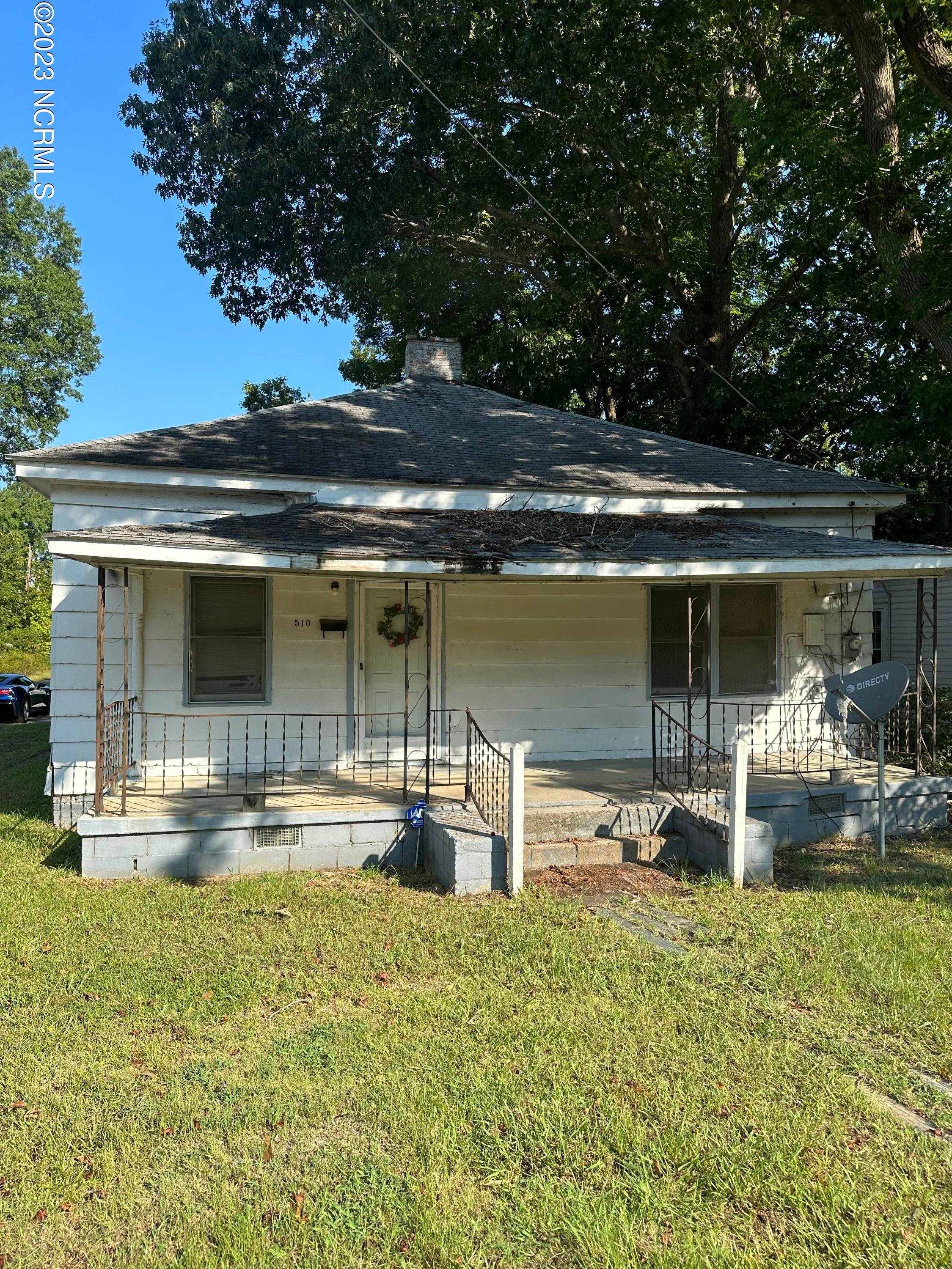 Single Family Homes pour l Vente à 510 Dennis Street Enfield, Caroline du Nord 27823 États-Unis