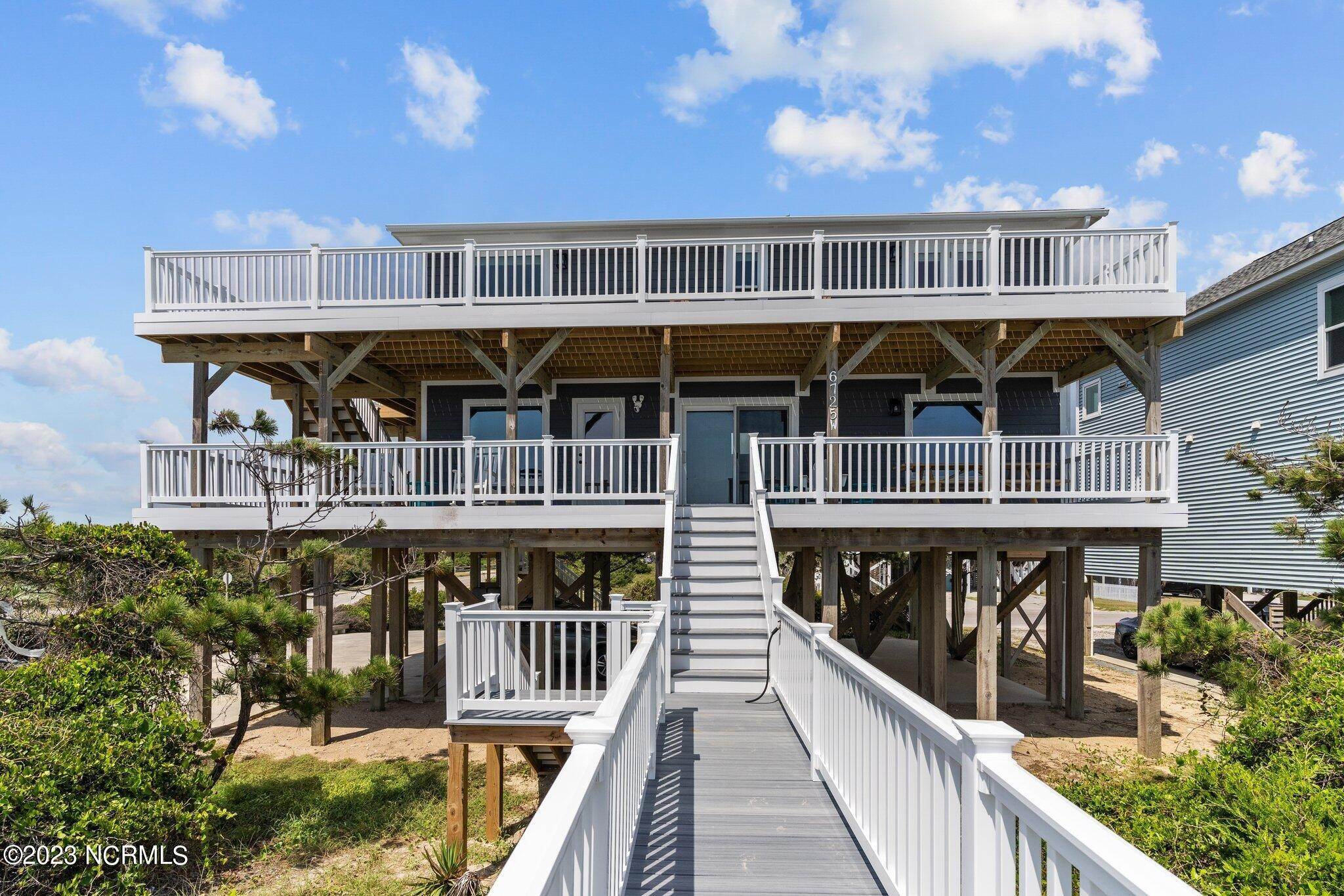 Single Family Homes для того Продажа на 6725 Beach Drive Oak Island, Северная Каролина 28465 Соединенные Штаты