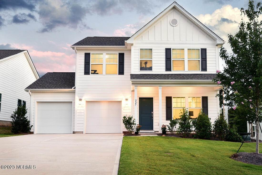 Single Family Homes 为 销售 在 227 Old Harbor Drive 芒特吉利阿德, 北卡罗来纳州 27306 美国
