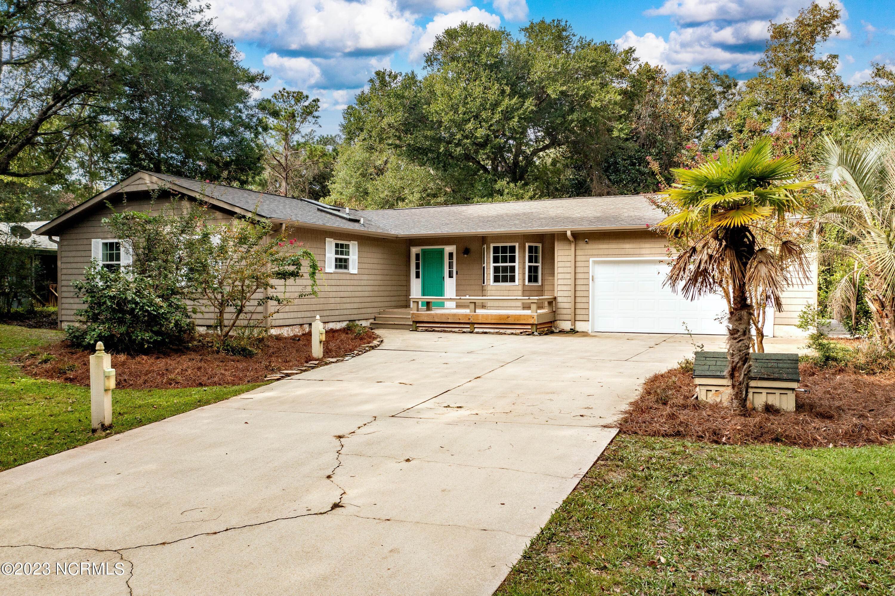Single Family Homes 为 销售 在 147 Arborvitae Drive Pine Knoll Shores, 北卡罗来纳州 28512 美国