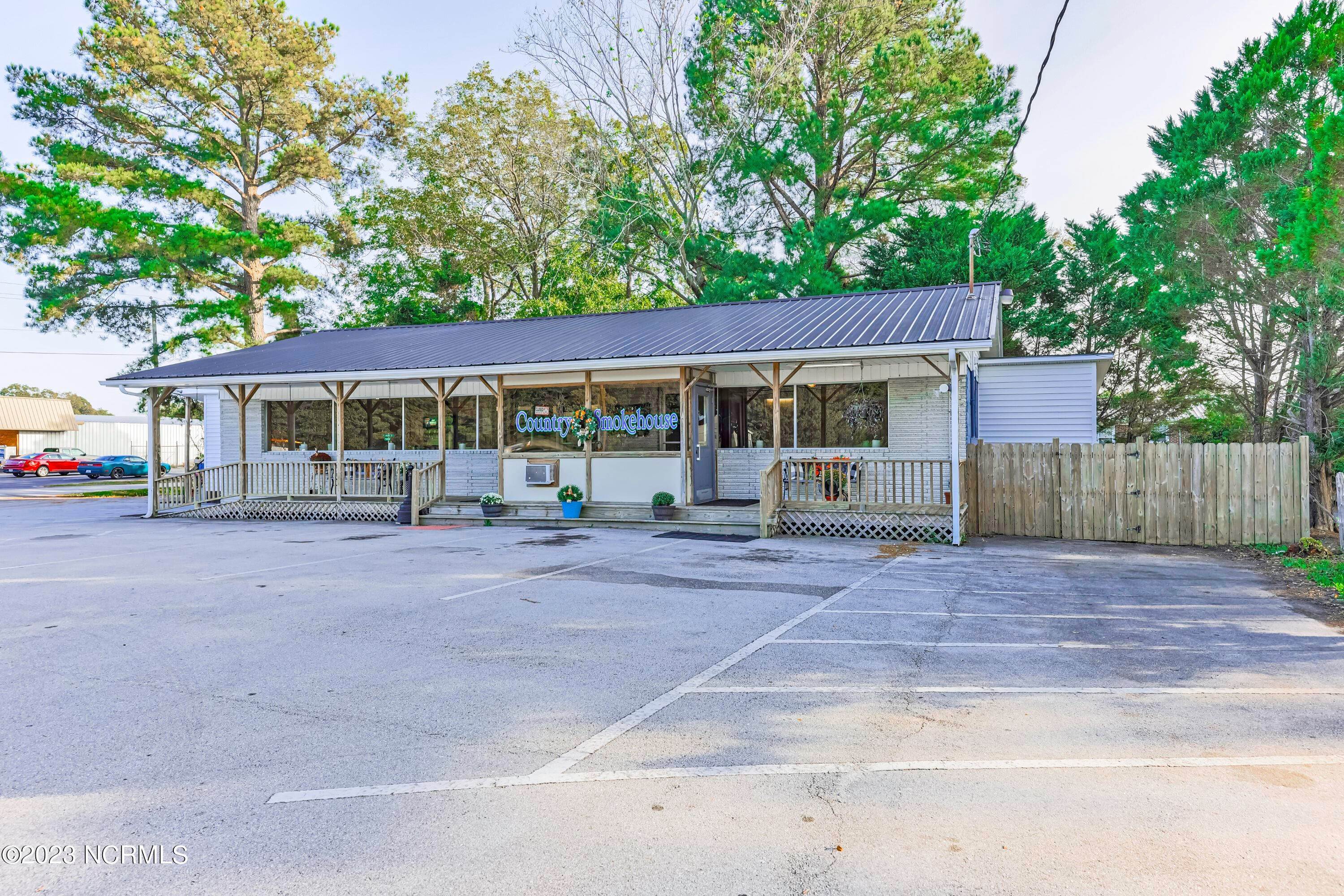 Commercial for Sale at 812 Main Street Beulaville, North Carolina 28518 United States
