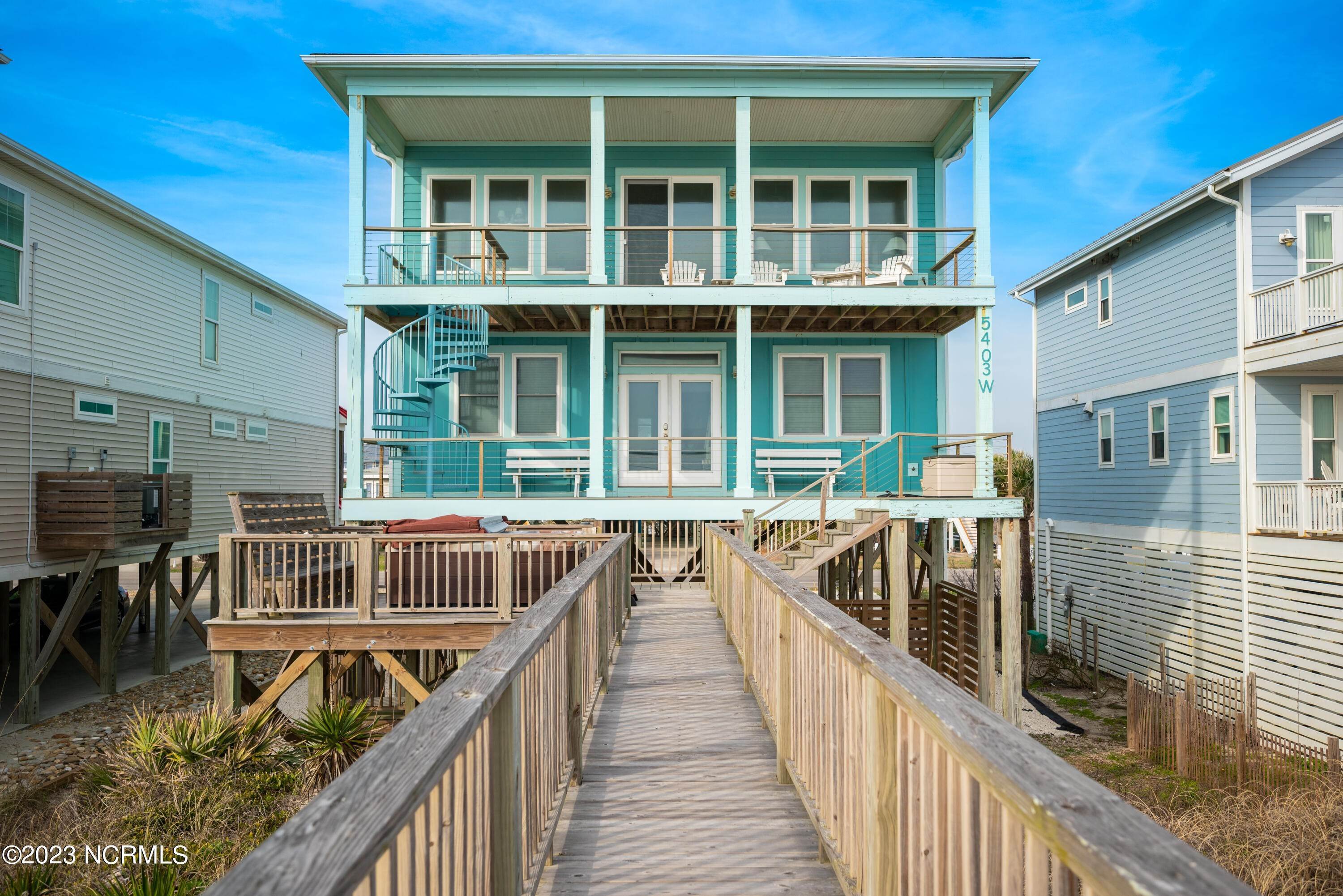 Single Family Homes для того Продажа на 5403 Beach Drive Oak Island, Северная Каролина 28465 Соединенные Штаты
